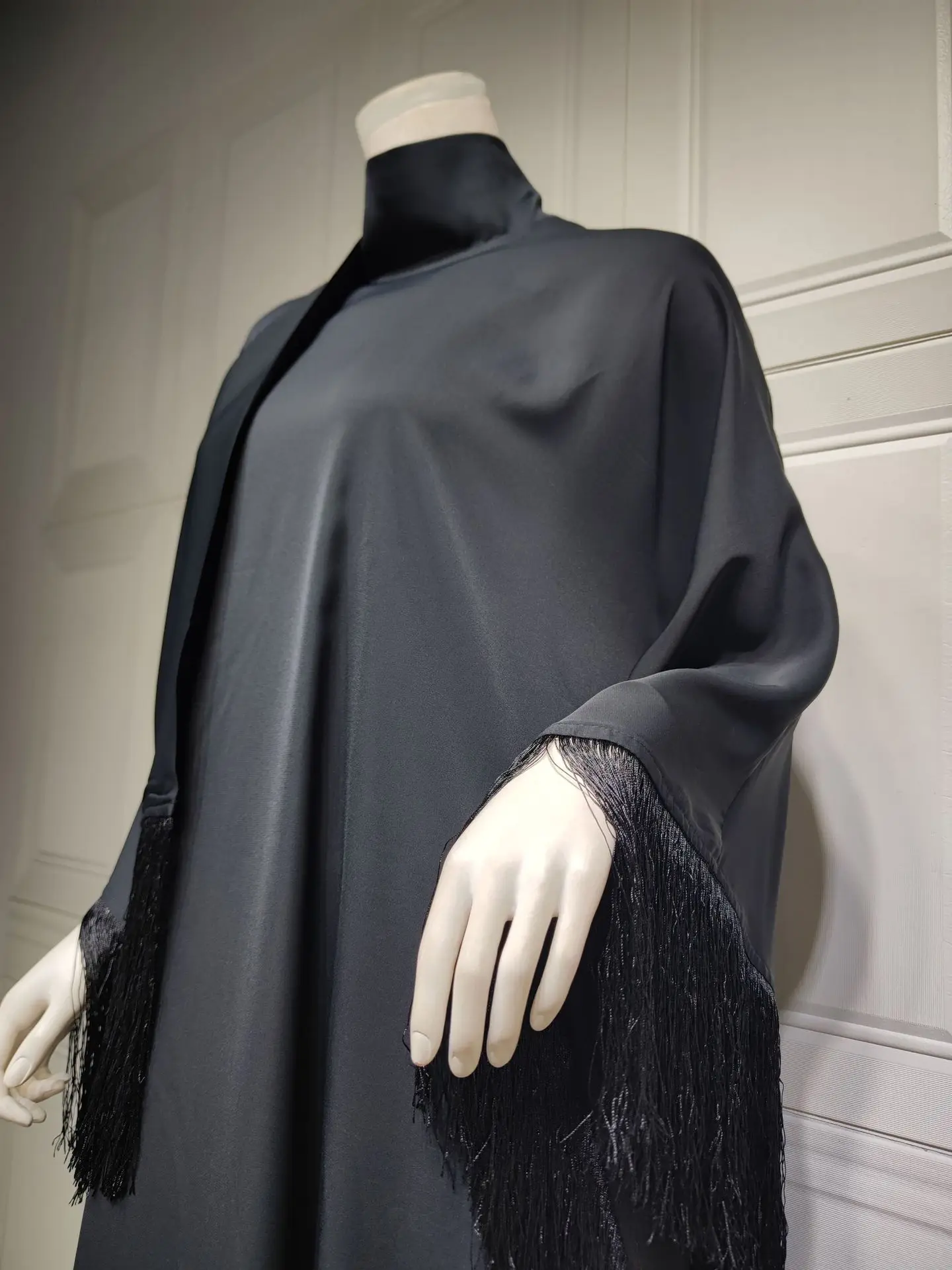 Customized Muslim Woman Bat Sleeve Tassel Abaya Kaftan High Fashion Dresses Modest Party Evening Dress Middle East Muslim Robe