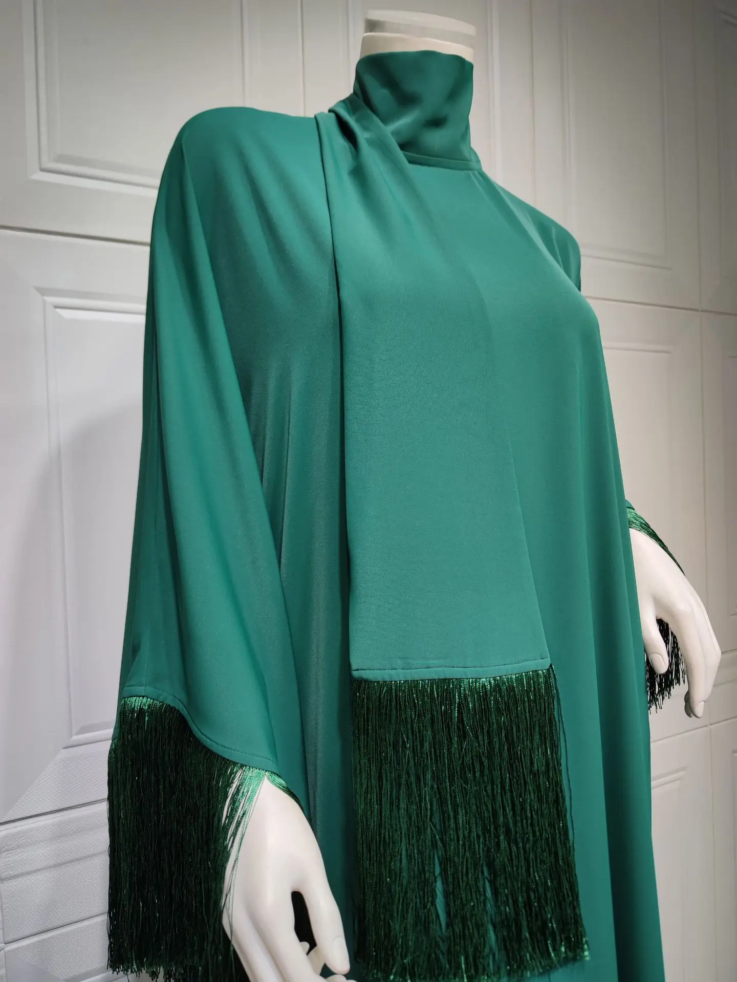 Customized Muslim Woman Bat Sleeve Tassel Abaya Kaftan High Fashion Dresses Modest Party Evening Dress Middle East Muslim Robe