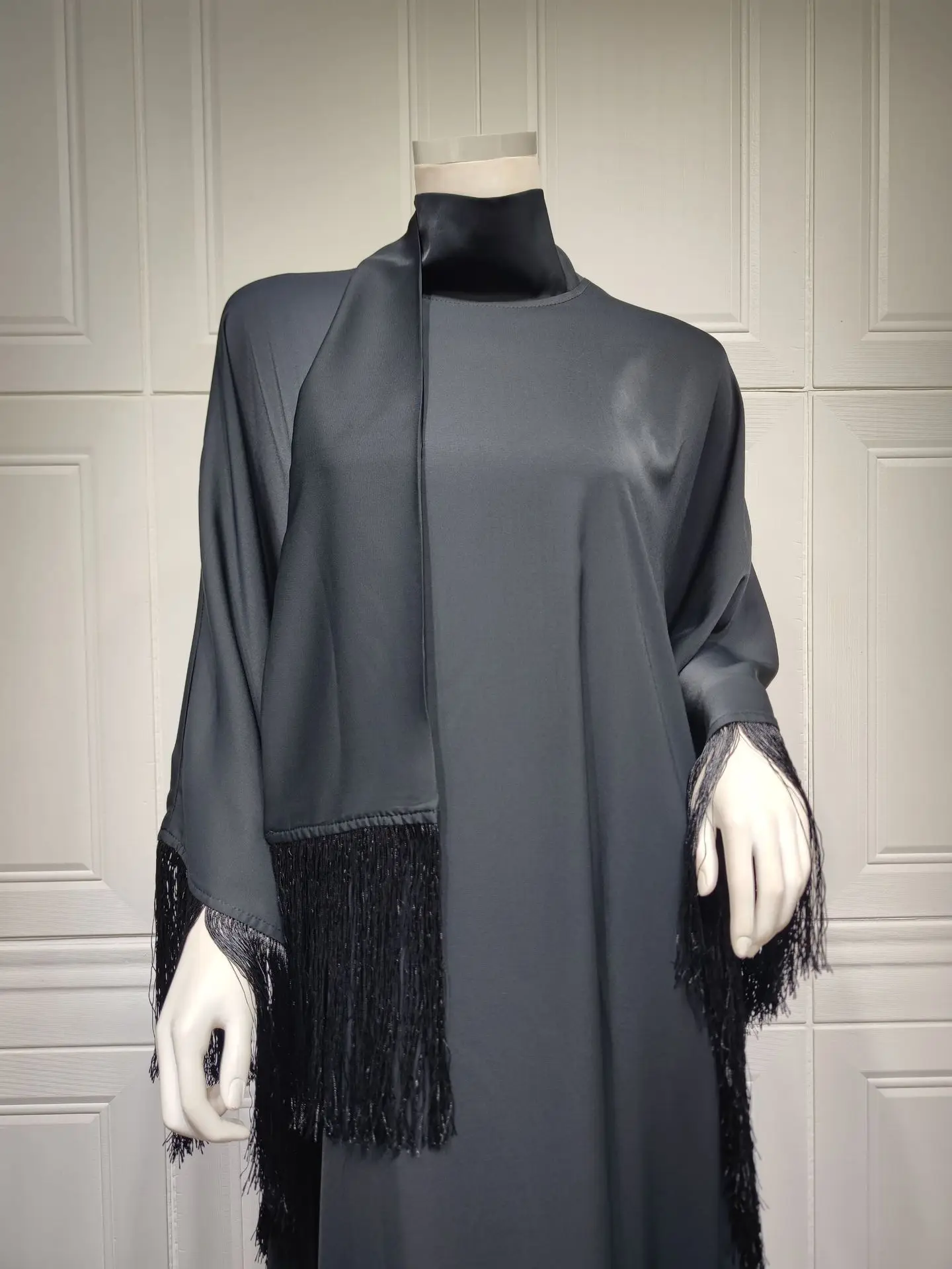 Customized Muslim Woman Bat Sleeve Tassel Abaya Kaftan High Fashion Dresses Modest Party Evening Dress Middle East Muslim Robe