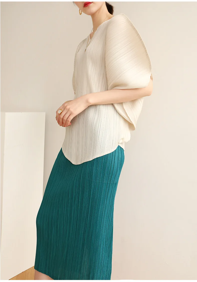 Miyake Pleated Women's Fashion V-neck Loose T-shirt 2024 Spring/Summer Fashion Korean Edition Underlay Top