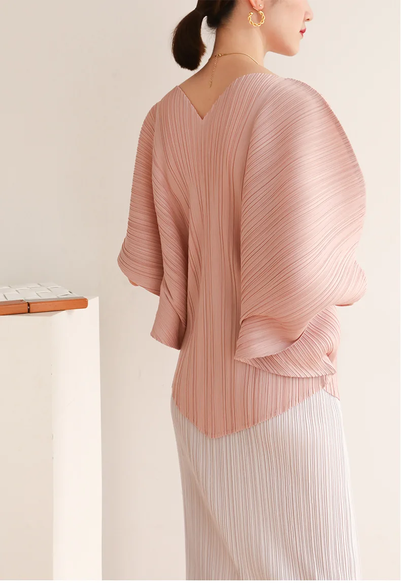 Miyake Pleated Women's Fashion V-neck Loose T-shirt 2024 Spring/Summer Fashion Korean Edition Underlay Top