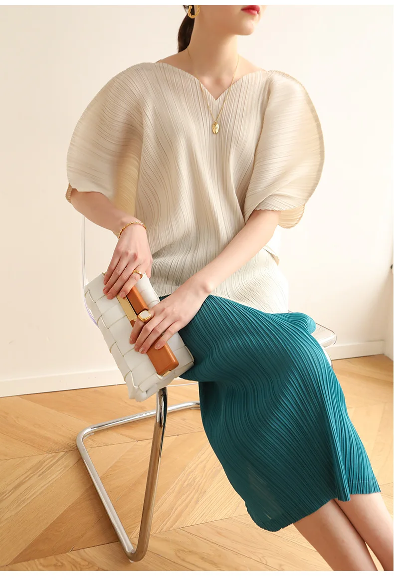 Miyake Pleated Women's Fashion V-neck Loose T-shirt 2024 Spring/Summer Fashion Korean Edition Underlay Top