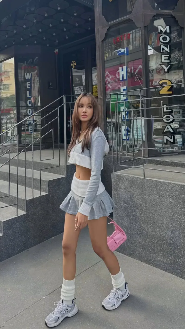 Spicy Girl Europe/America Style Color Blocked Short Cropped Hooded Sweatshirt+high Waisted Sexy Pleated Skirt Two Piece Set GXYW