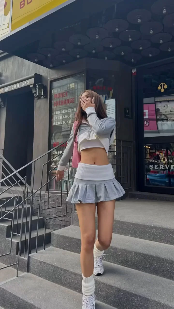 Spicy Girl Europe/America Style Color Blocked Short Cropped Hooded Sweatshirt+high Waisted Sexy Pleated Skirt Two Piece Set GXYW