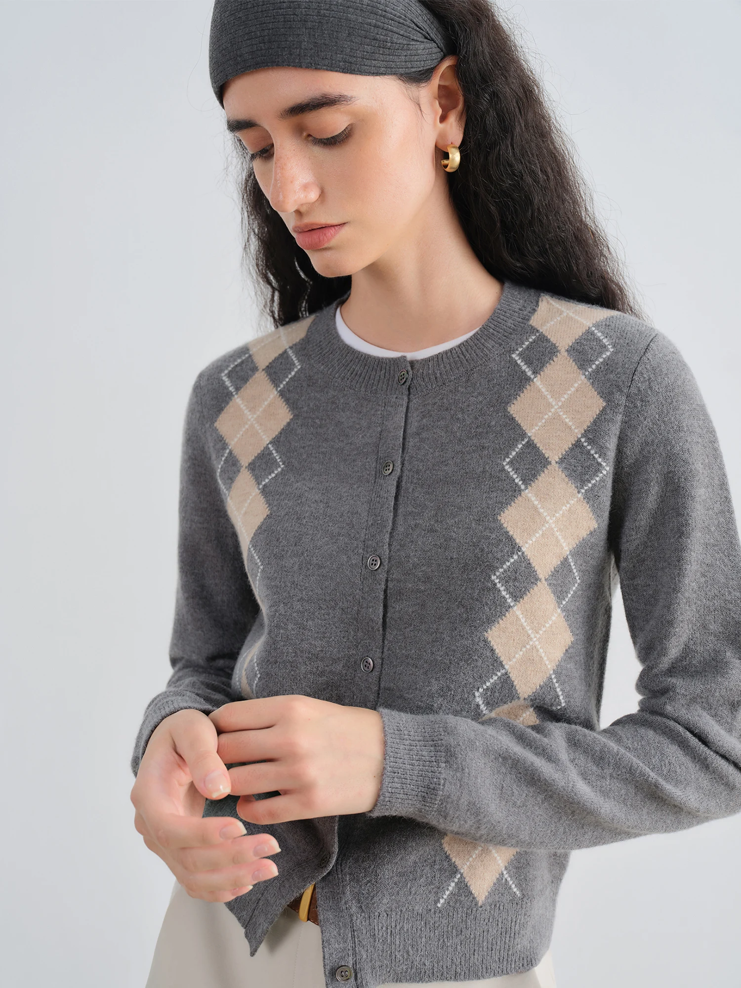 ZIQIAO Retro British College Style Diamond-shaped Cardigan for Women 2025 Autumn New Round Neck Straight Shoulder Top 25ZQ93095