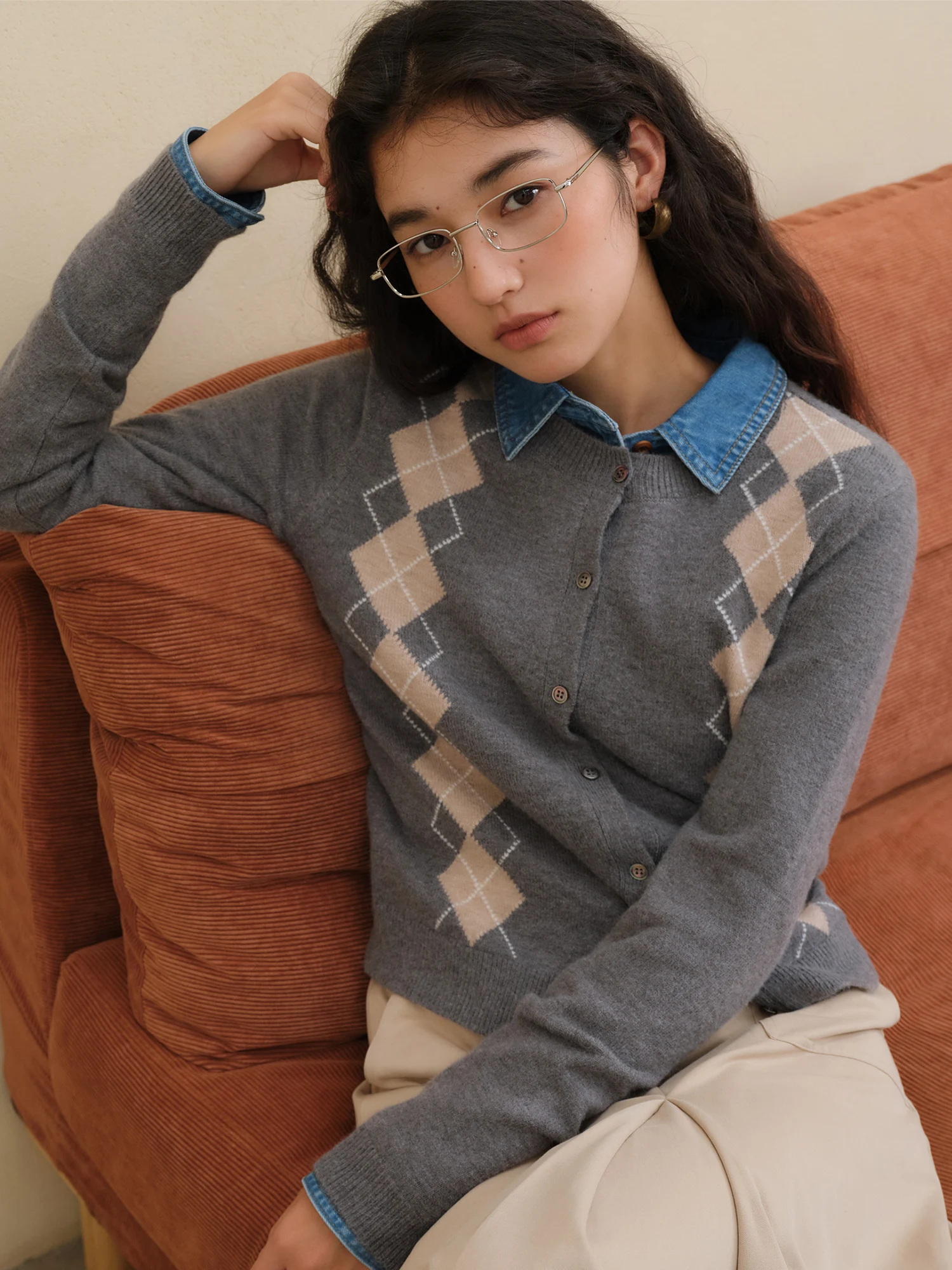 ZIQIAO Retro British College Style Diamond-shaped Cardigan for Women 2025 Autumn New Round Neck Straight Shoulder Top 25ZQ93095