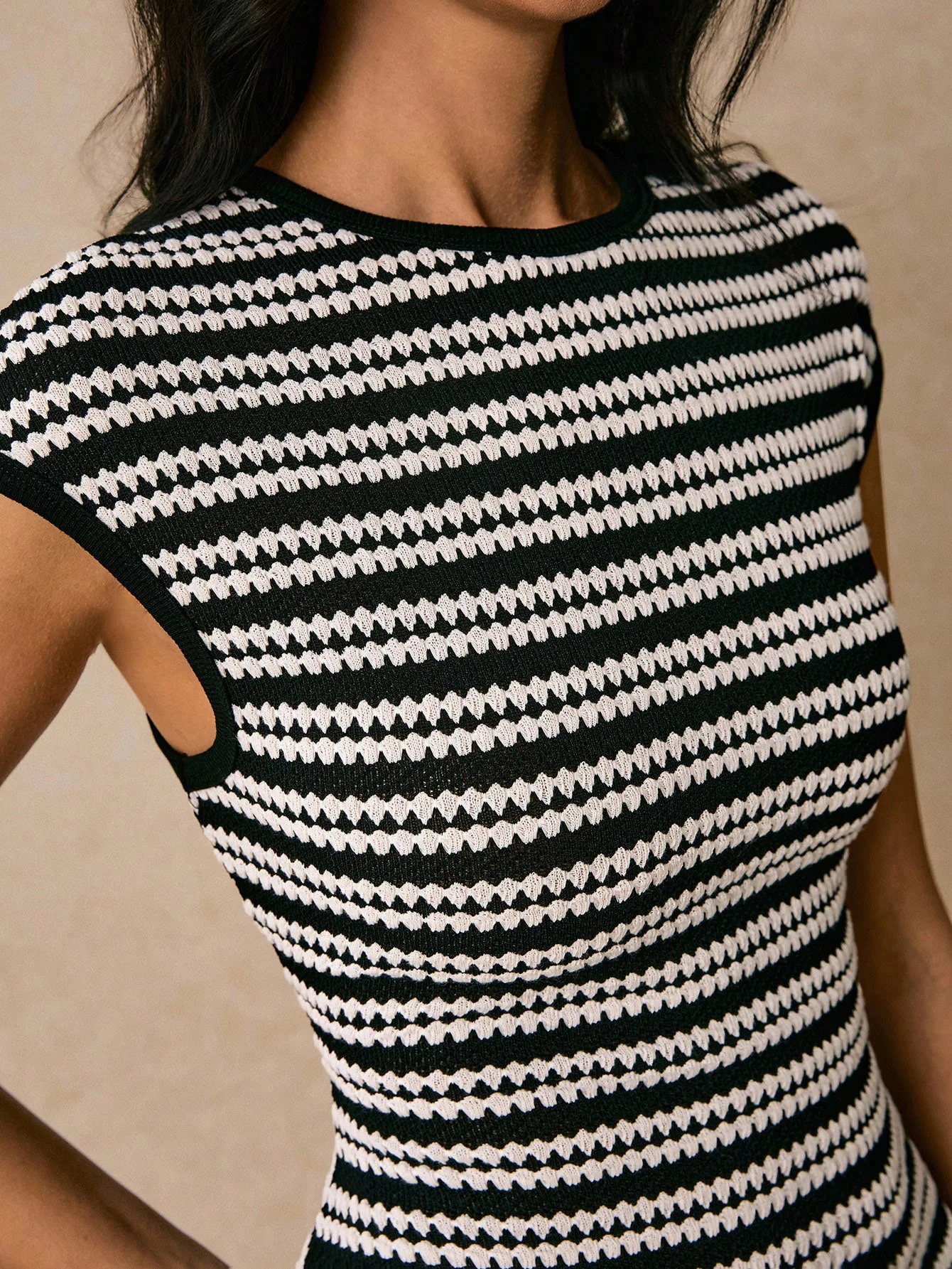 Elegant Sleeveless Knit Women's Long Dress with Round Neck and Color - Blocked Stripes for Fashionable and Casual Wear