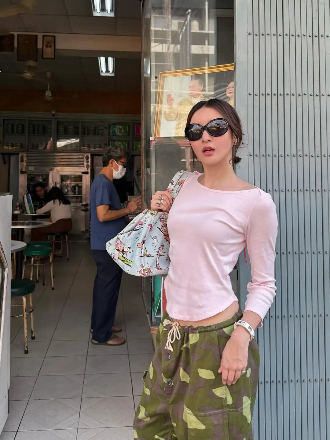 Cou Pink Three-Quarter Sleeve Top, Off-Shoulder Boat Neck Short Style with Lace Design, Slim Fit and Flattering, Trendy Three-Quarter Flared Sleeve Base Shirt, Suitable for Layering or Wearing Alone