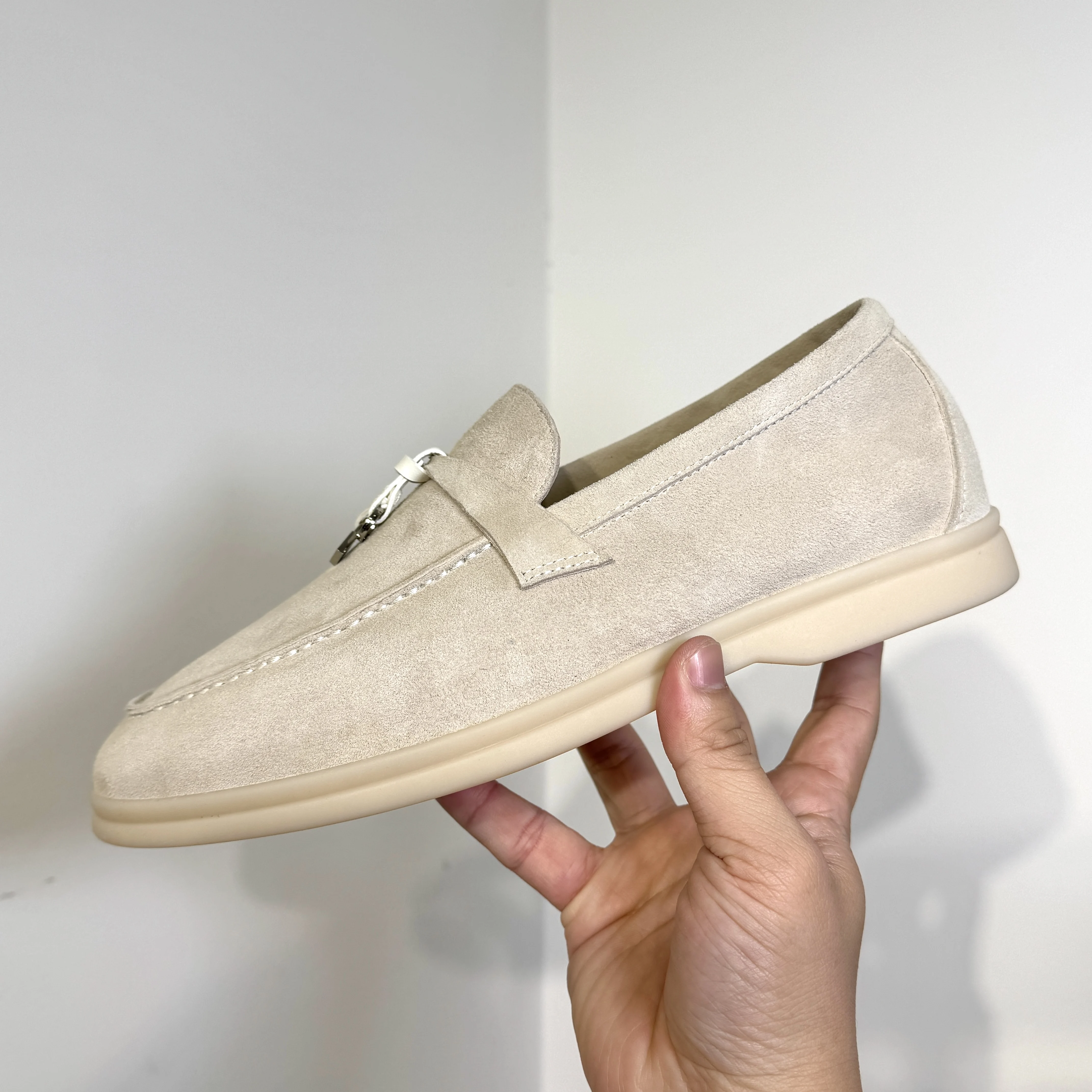 Suede Leather Loafers for Women Summer Walk Designer Flat Shoes Fashion Causal Moccasines Metal Pendant High Quality Comfortable