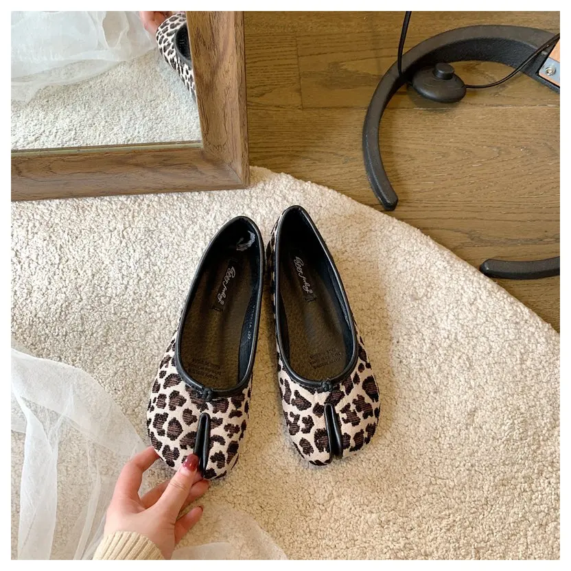 2023 Women Flats Tabi ninja Shoes Women Microfiber Leather Comfy Flats Split Toe Loafers Soft Bottom Moccasins Solid Brief Mujer