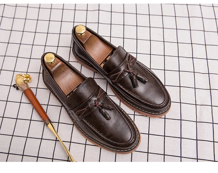New Slip-On Thick Soled Casual Leather Shoes British Retro Round Head Handmade Leather Fringe Lazy Loafers Men