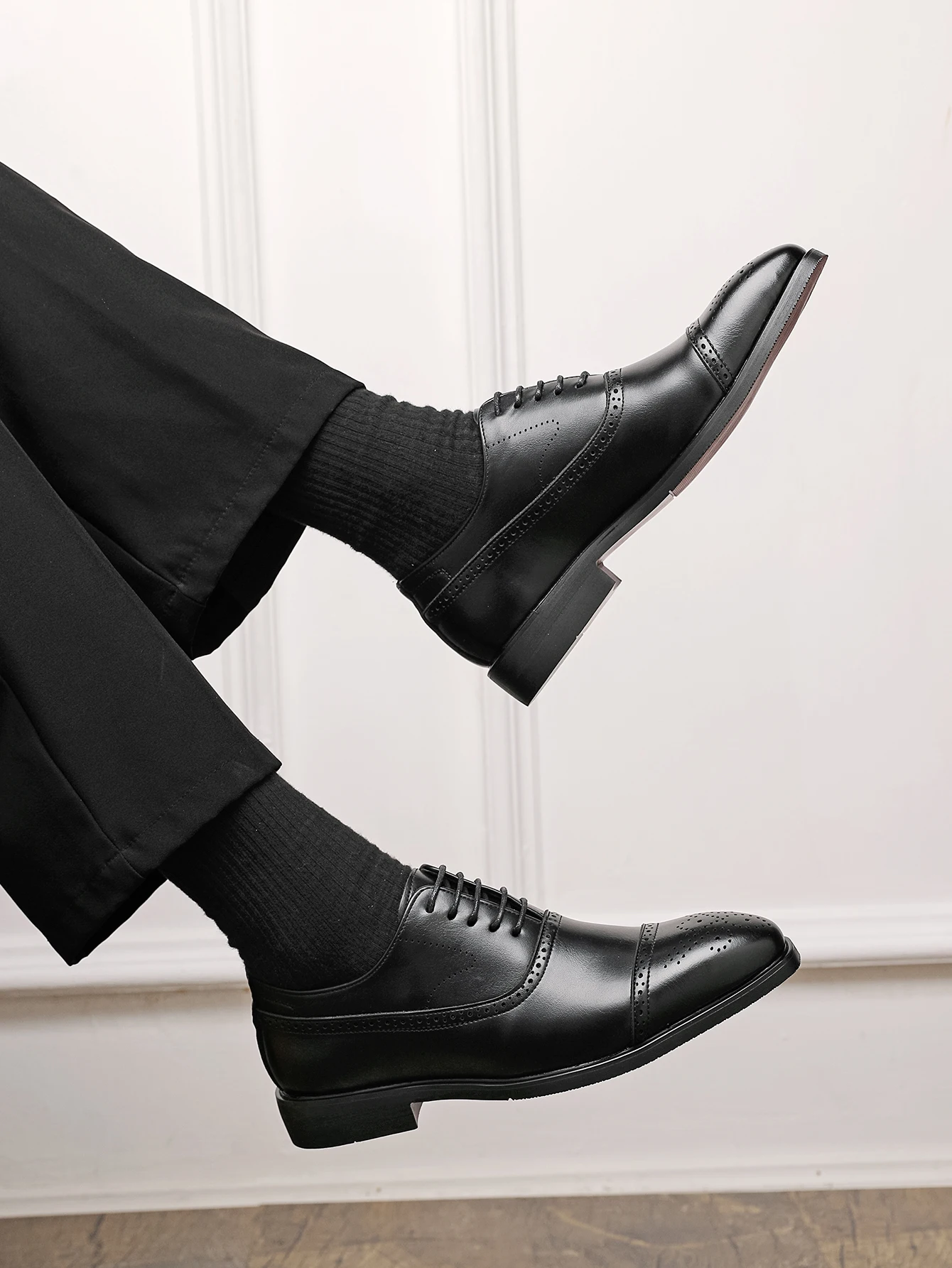 Oxfords Men Shoes Red Sole Fashion Business Casual Party Banquet Daily Retro Carved Lace-up Brogue Dress Shoes