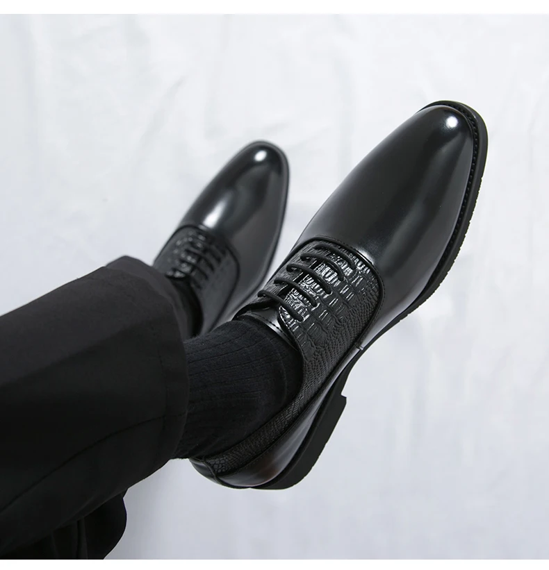 Oxfords Men Shoes Red Sole Fashion Business Casual Party Banquet Daily Retro Carved Lace-up Brogue Dress Shoes
