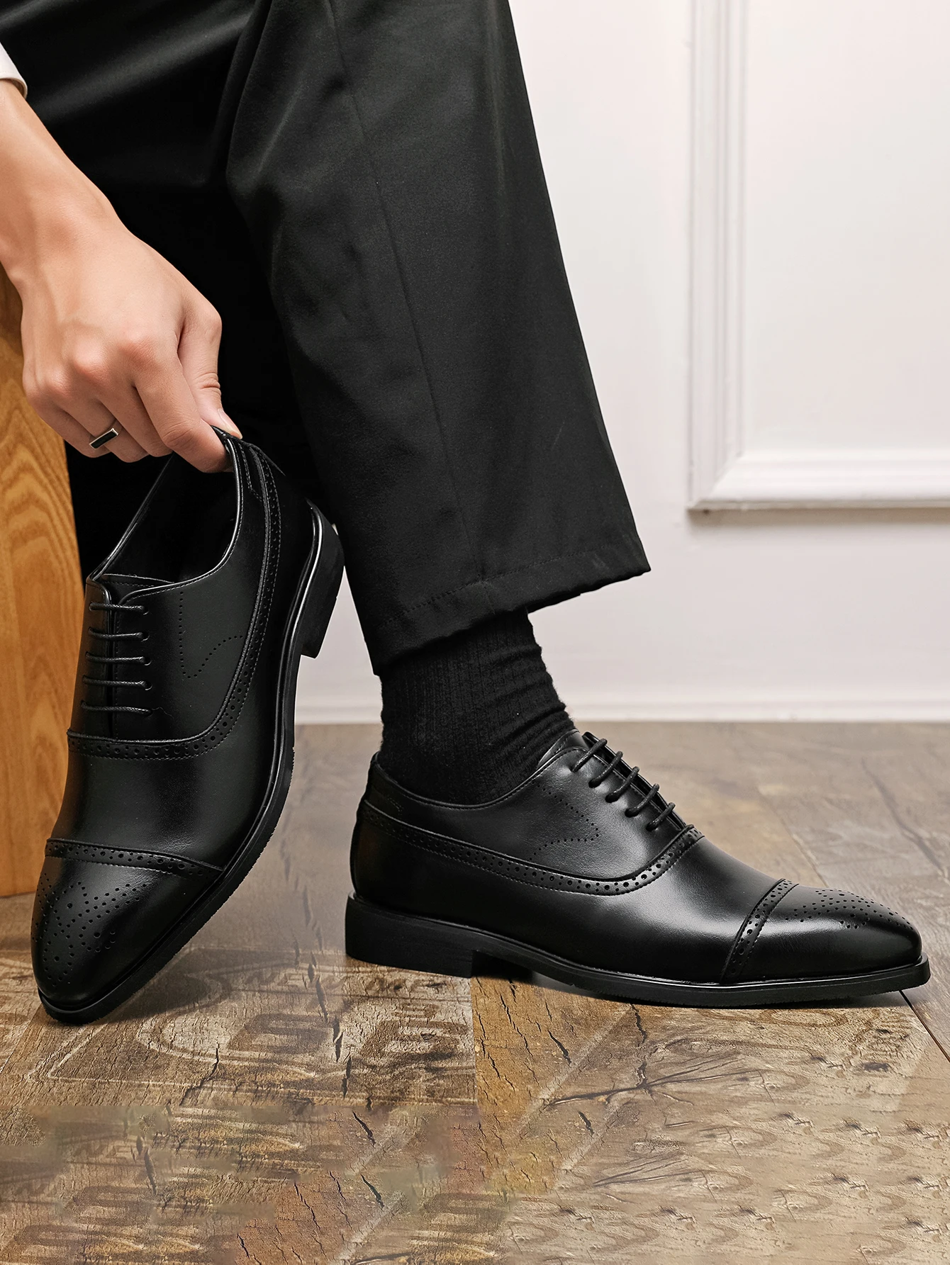 Oxfords Men Shoes Red Sole Fashion Business Casual Party Banquet Daily Retro Carved Lace-up Brogue Dress Shoes