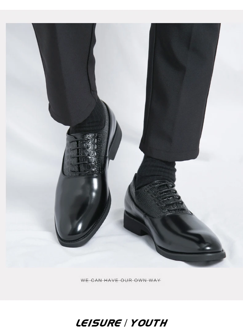 Oxfords Men Shoes Red Sole Fashion Business Casual Party Banquet Daily Retro Carved Lace-up Brogue Dress Shoes
