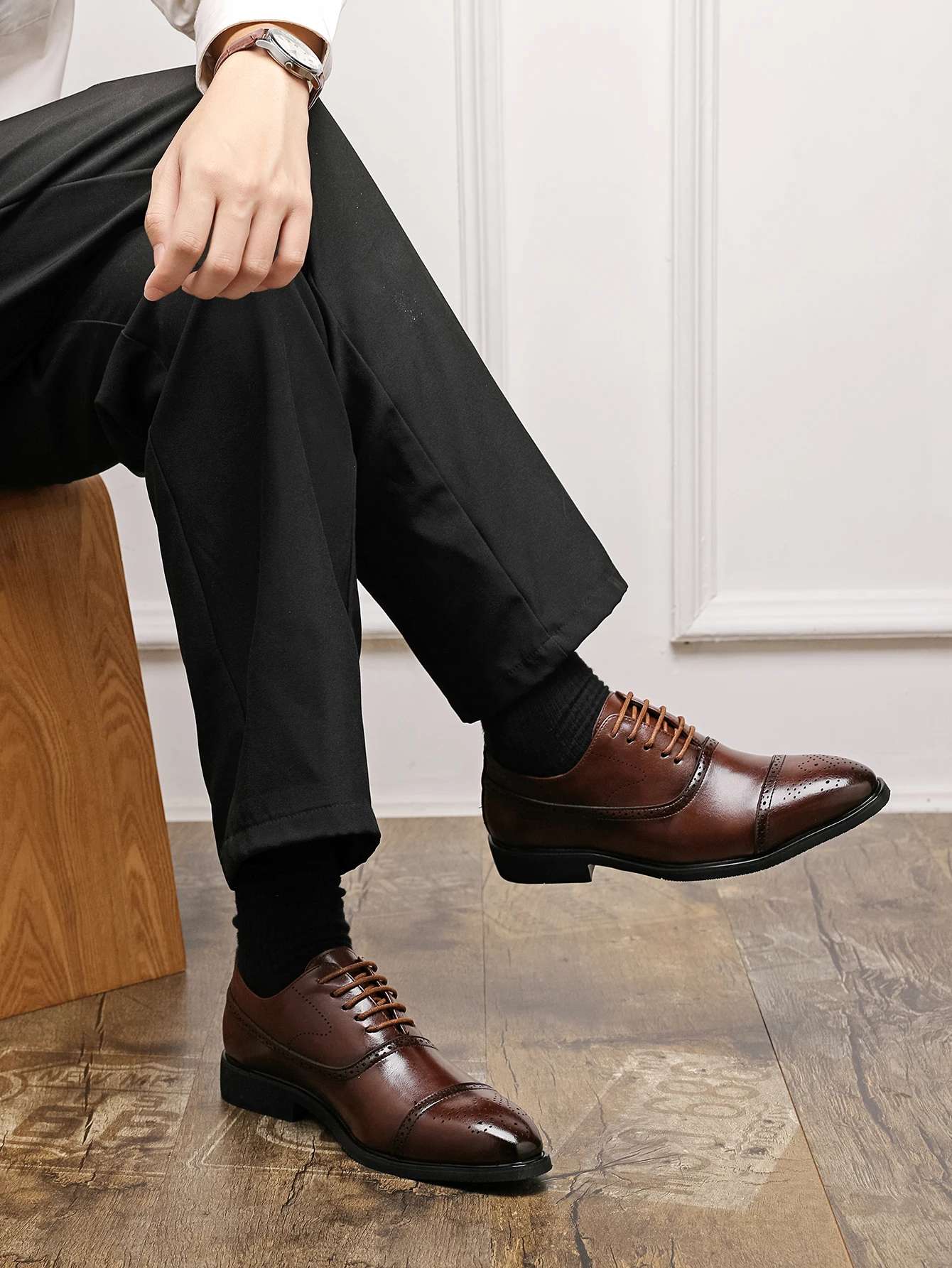 Oxfords Men Shoes Red Sole Fashion Business Casual Party Banquet Daily Retro Carved Lace-up Brogue Dress Shoes