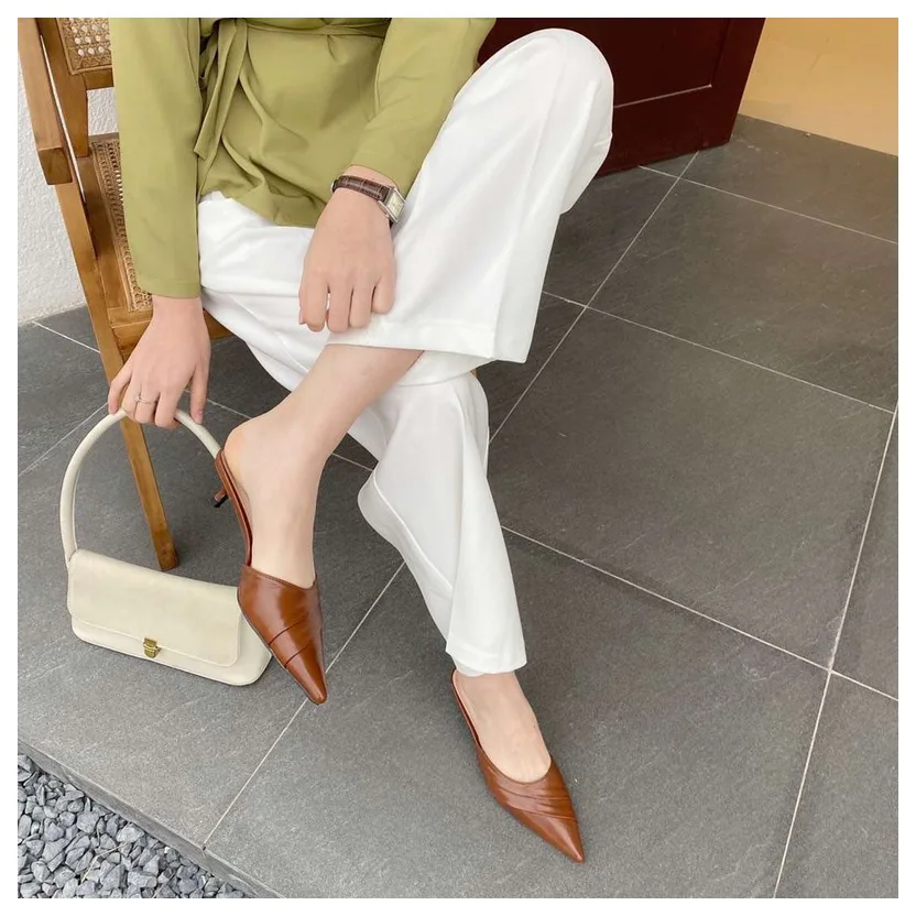 Brand Slippers Women Pointed Toe Slides Women Low Heel Mules Thin Heel Slippers Outdoor Flip Flops Pleated Shoes Female Sandals