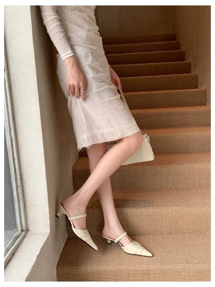 Brand Slippers Women Pointed Toe Slides Women Low Heel Mules Thin Heel Slippers Outdoor Flip Flops Pleated Shoes Female Sandals