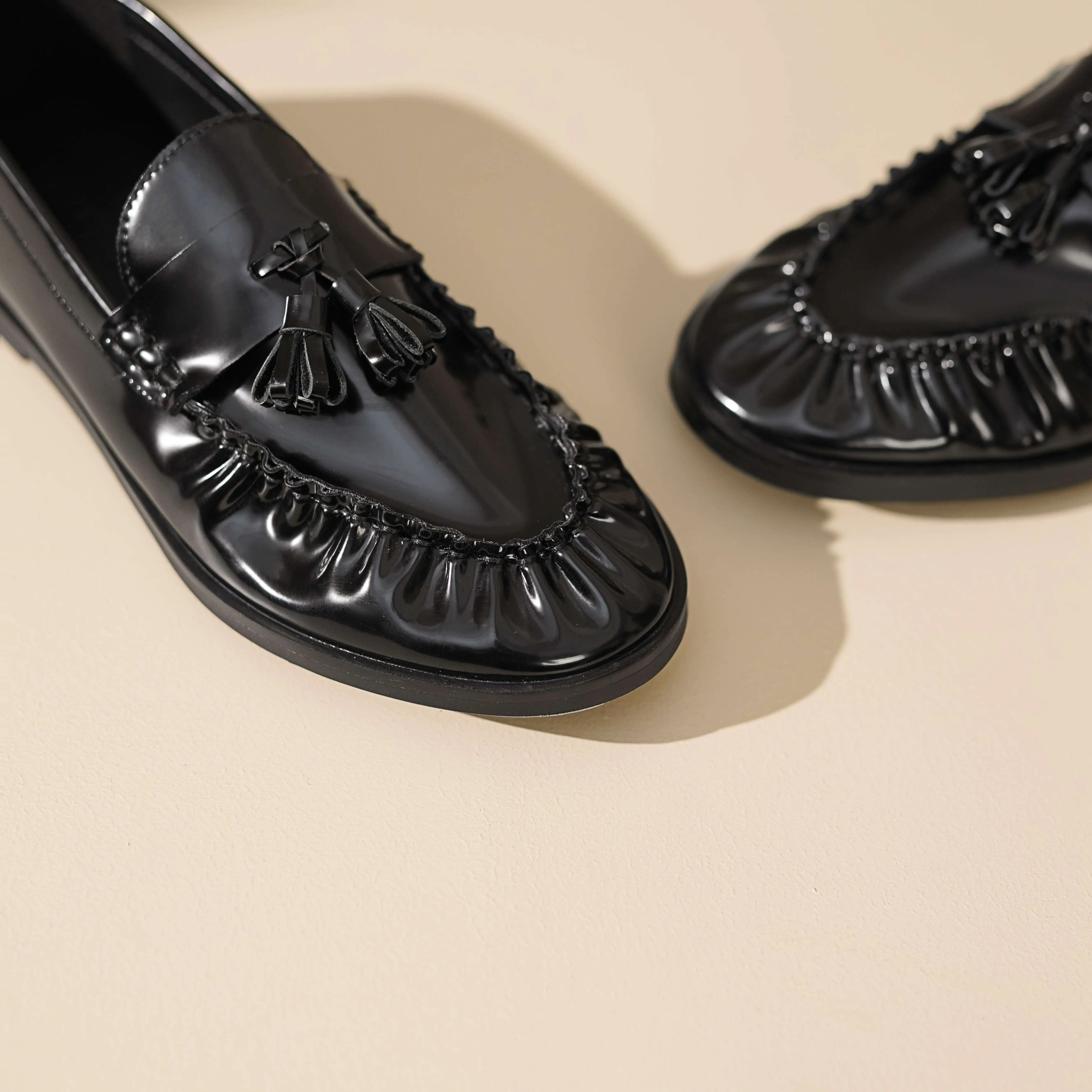 Krazing Pot 2026 Cow Skin Round Toe Slip On Autumn Shoes Retro Low Heels Loafers Pleated Shallow Brand Mature Luxury Women Pumps