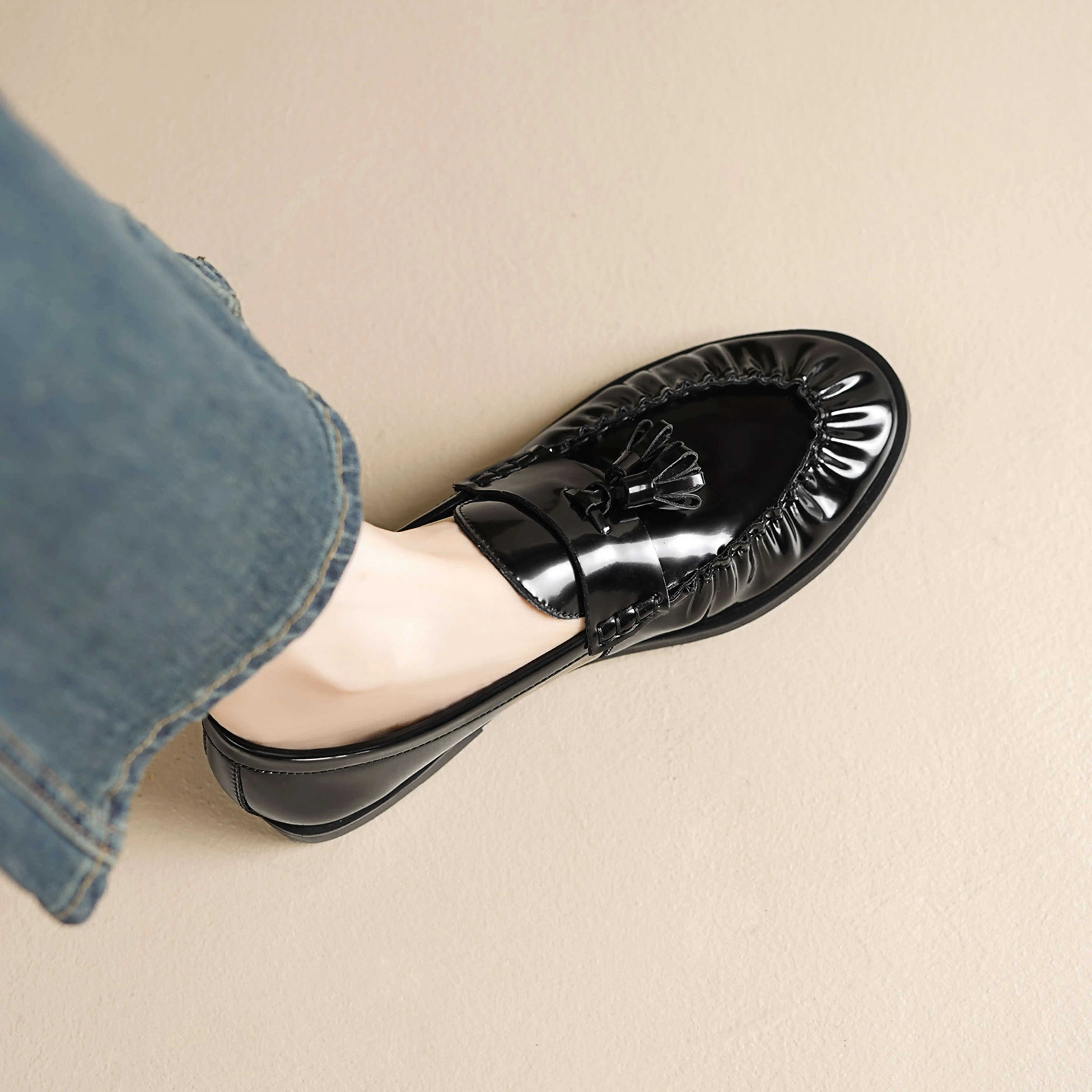 Krazing Pot 2026 Cow Skin Round Toe Slip On Autumn Shoes Retro Low Heels Loafers Pleated Shallow Brand Mature Luxury Women Pumps