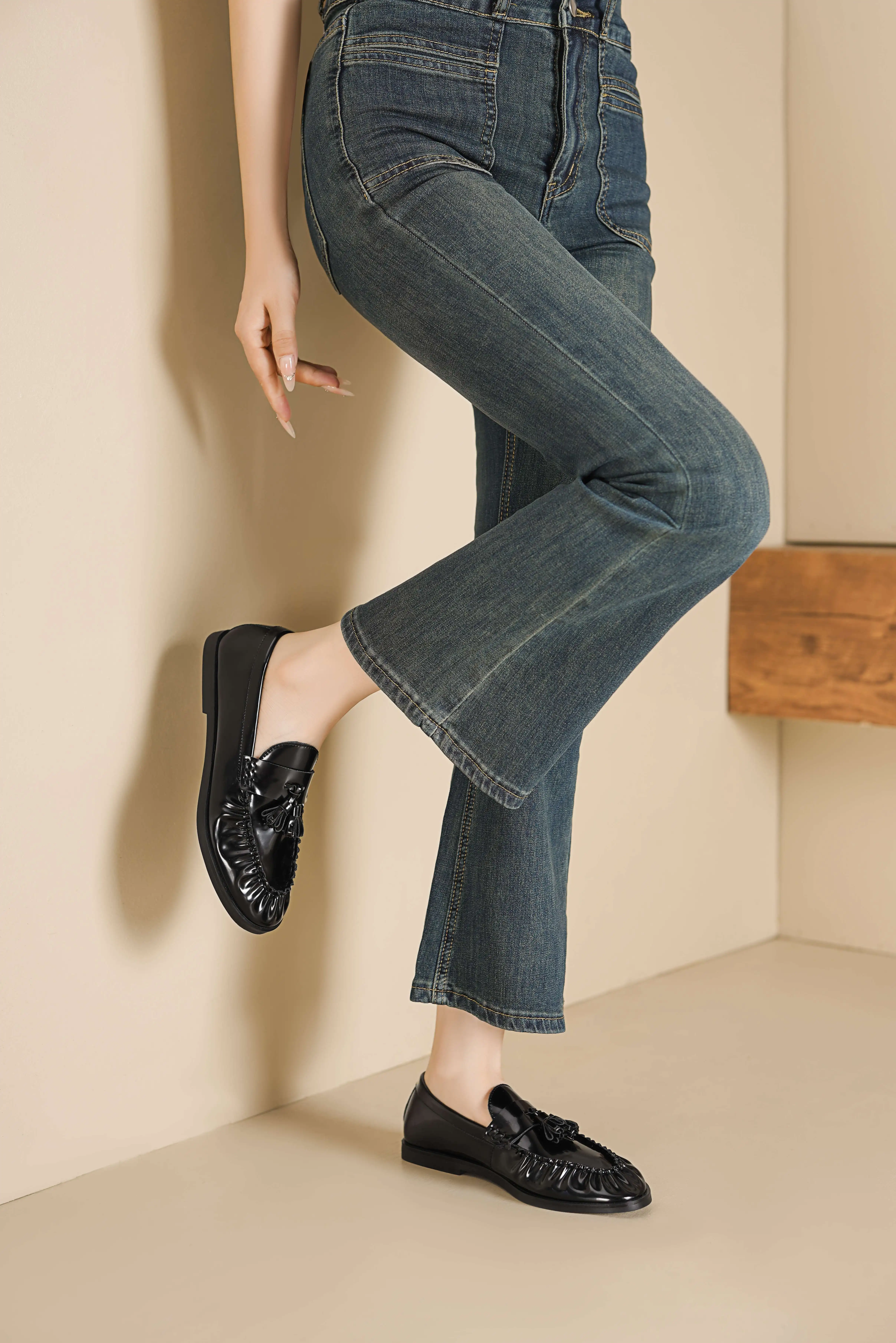 Krazing Pot 2026 Cow Skin Round Toe Slip On Autumn Shoes Retro Low Heels Loafers Pleated Shallow Brand Mature Luxury Women Pumps