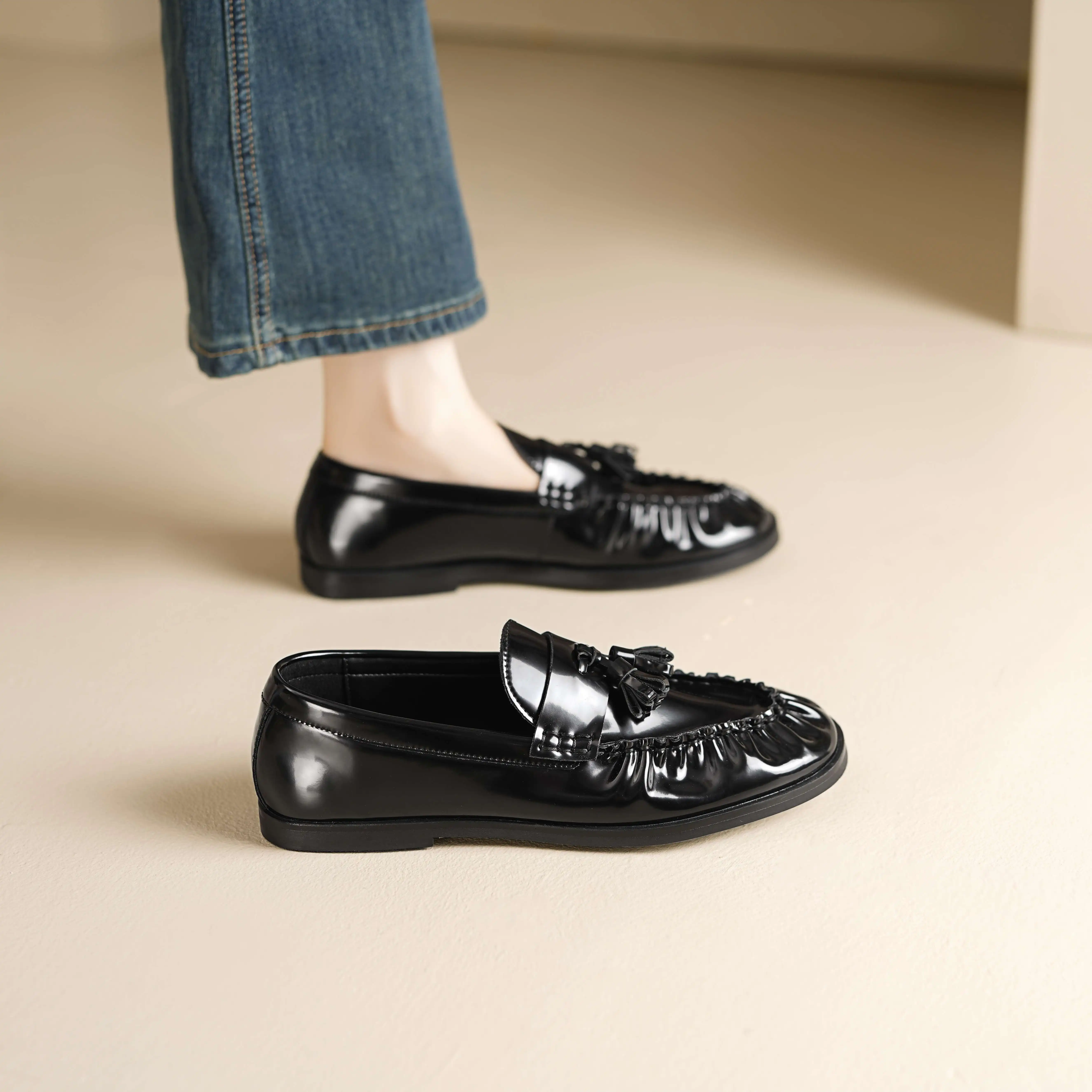 Krazing Pot 2026 Cow Skin Round Toe Slip On Autumn Shoes Retro Low Heels Loafers Pleated Shallow Brand Mature Luxury Women Pumps