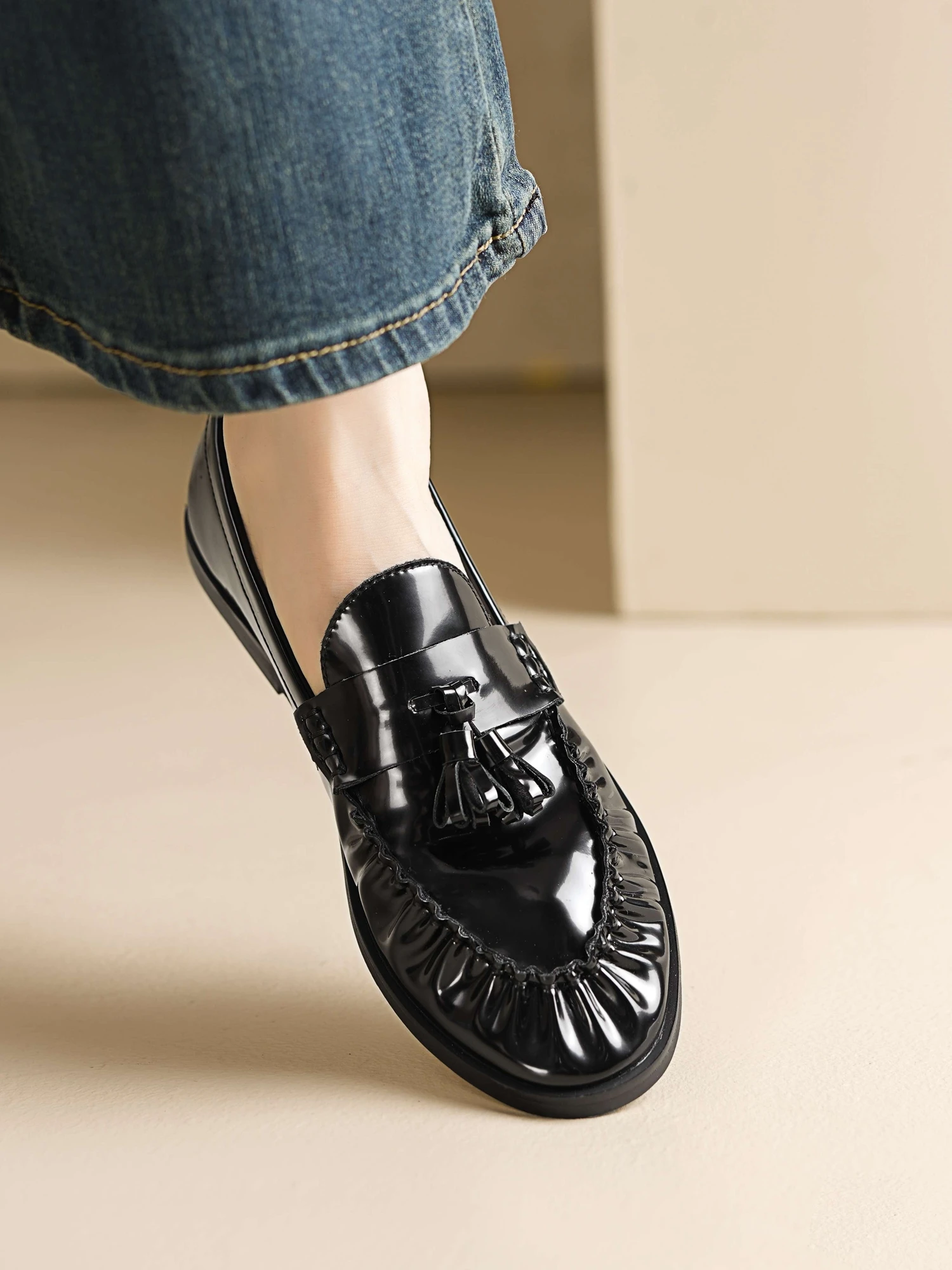 Krazing Pot 2026 Cow Skin Round Toe Slip On Autumn Shoes Retro Low Heels Loafers Pleated Shallow Brand Mature Luxury Women Pumps