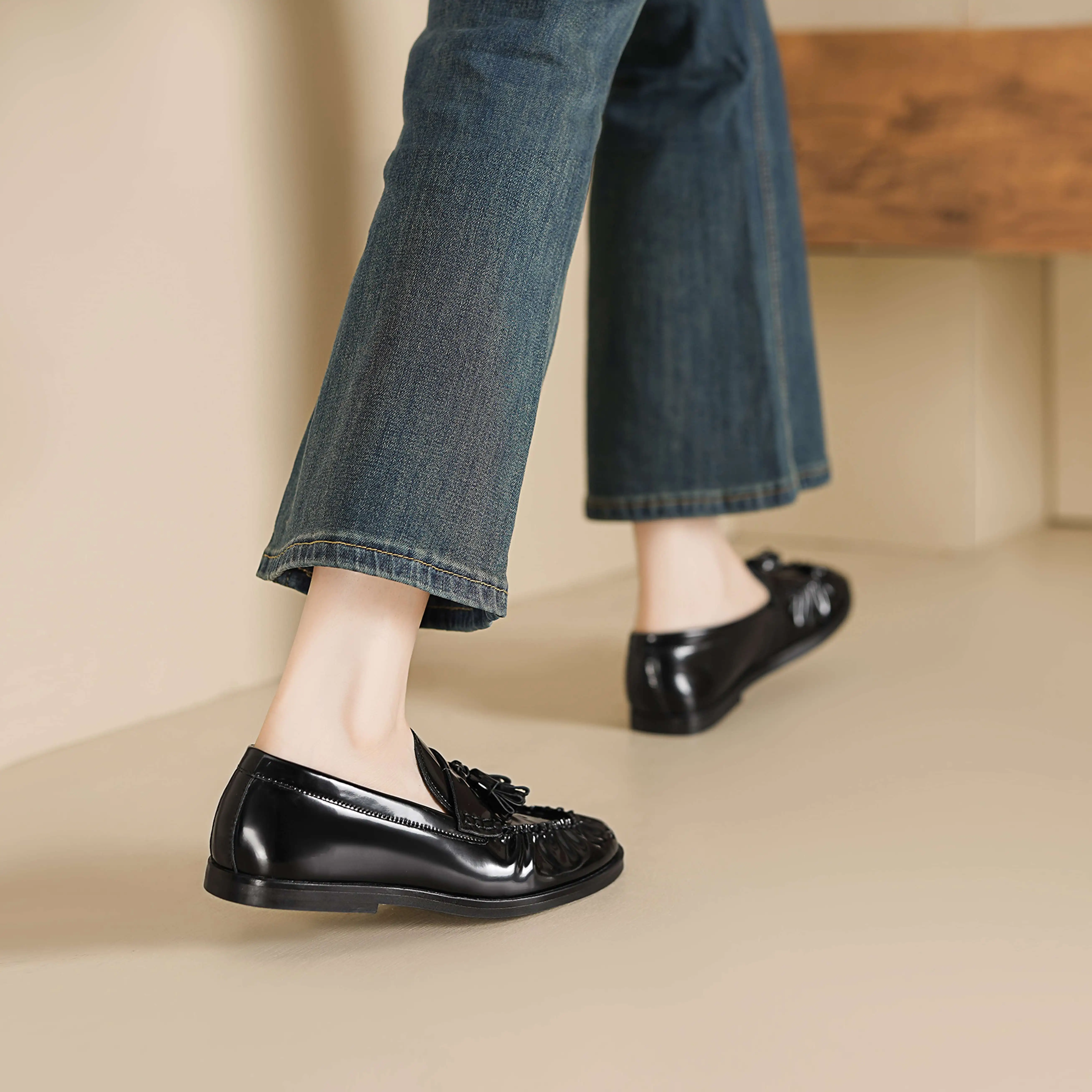 Krazing Pot 2026 Cow Skin Round Toe Slip On Autumn Shoes Retro Low Heels Loafers Pleated Shallow Brand Mature Luxury Women Pumps