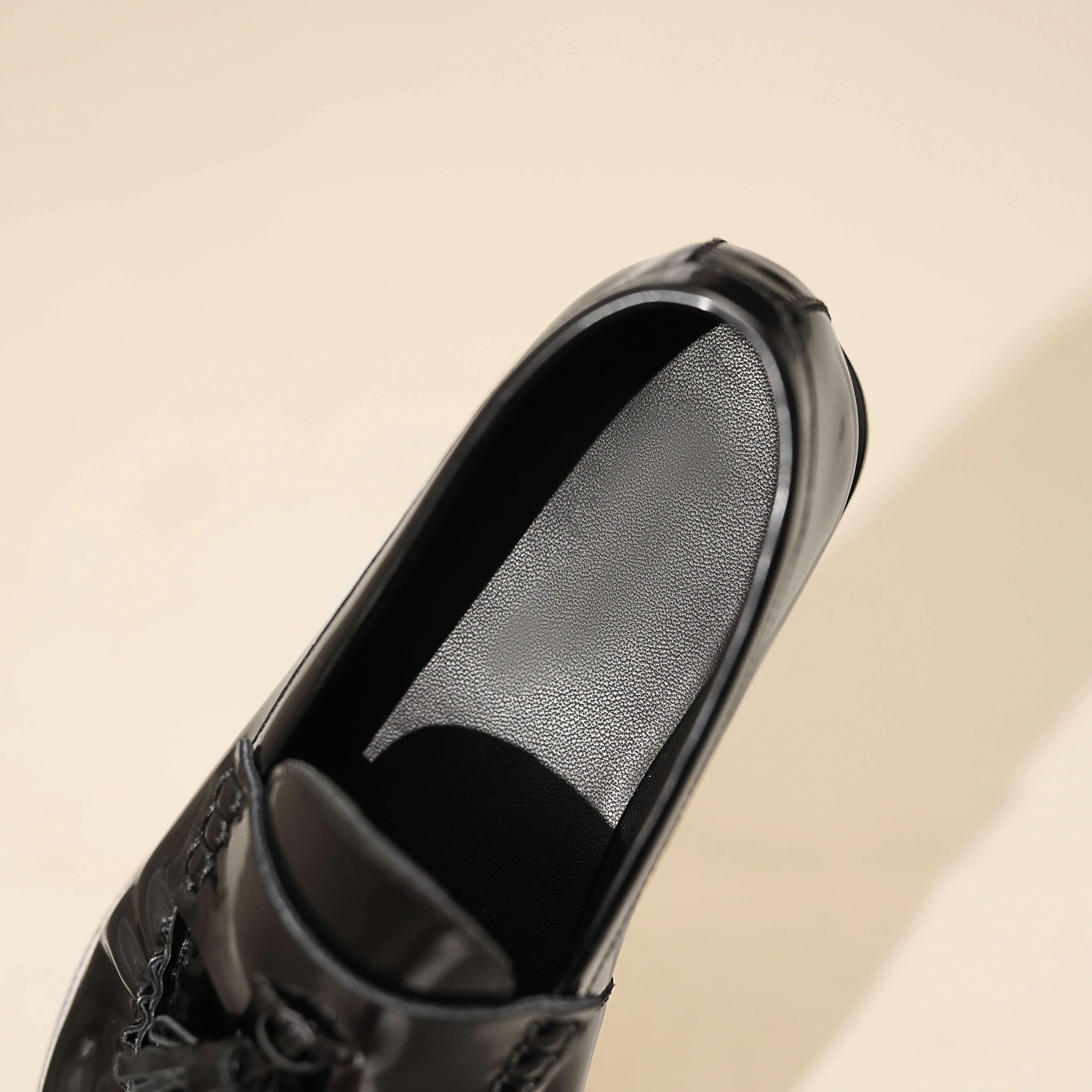 Krazing Pot 2026 Cow Skin Round Toe Slip On Autumn Shoes Retro Low Heels Loafers Pleated Shallow Brand Mature Luxury Women Pumps