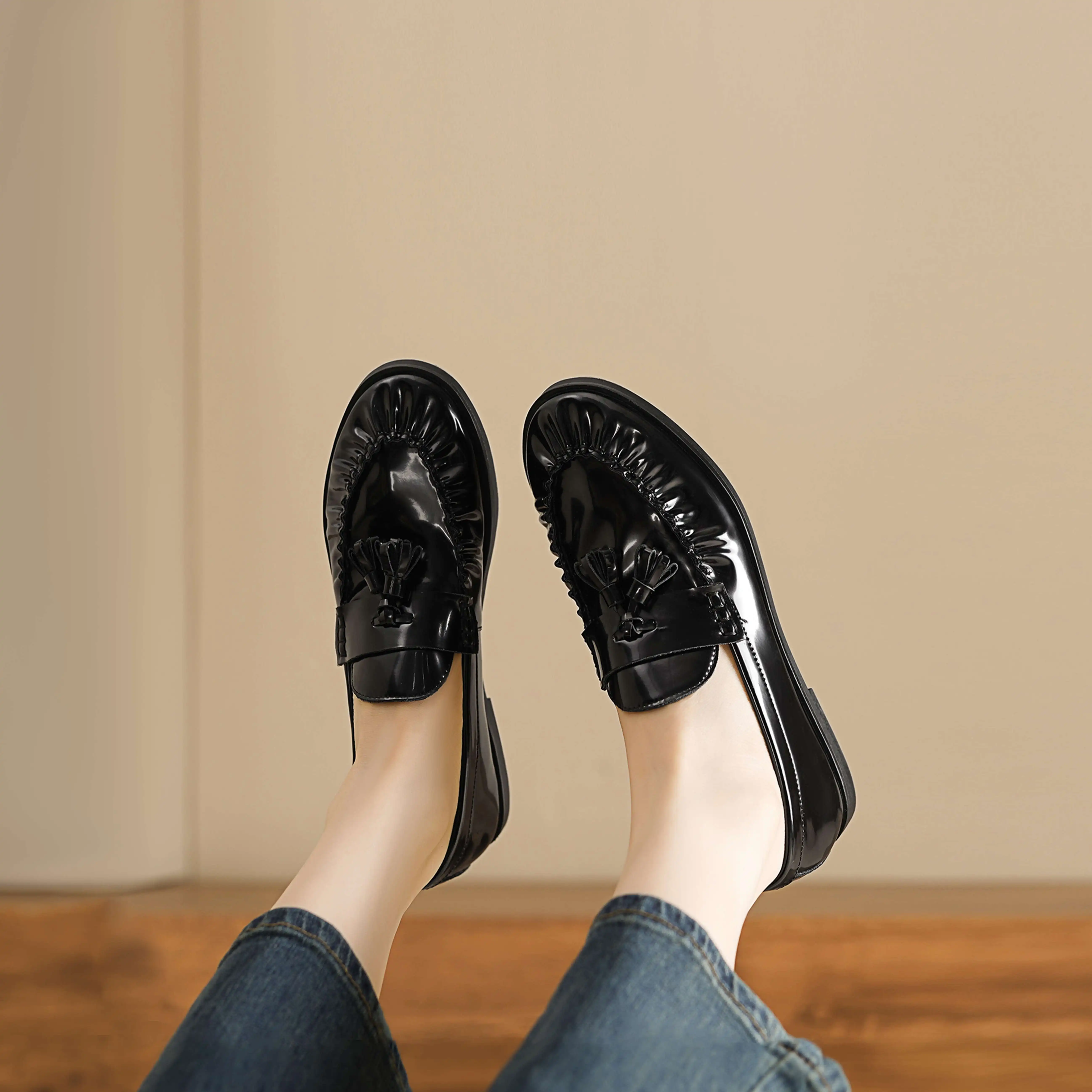 Krazing Pot 2026 Cow Skin Round Toe Slip On Autumn Shoes Retro Low Heels Loafers Pleated Shallow Brand Mature Luxury Women Pumps