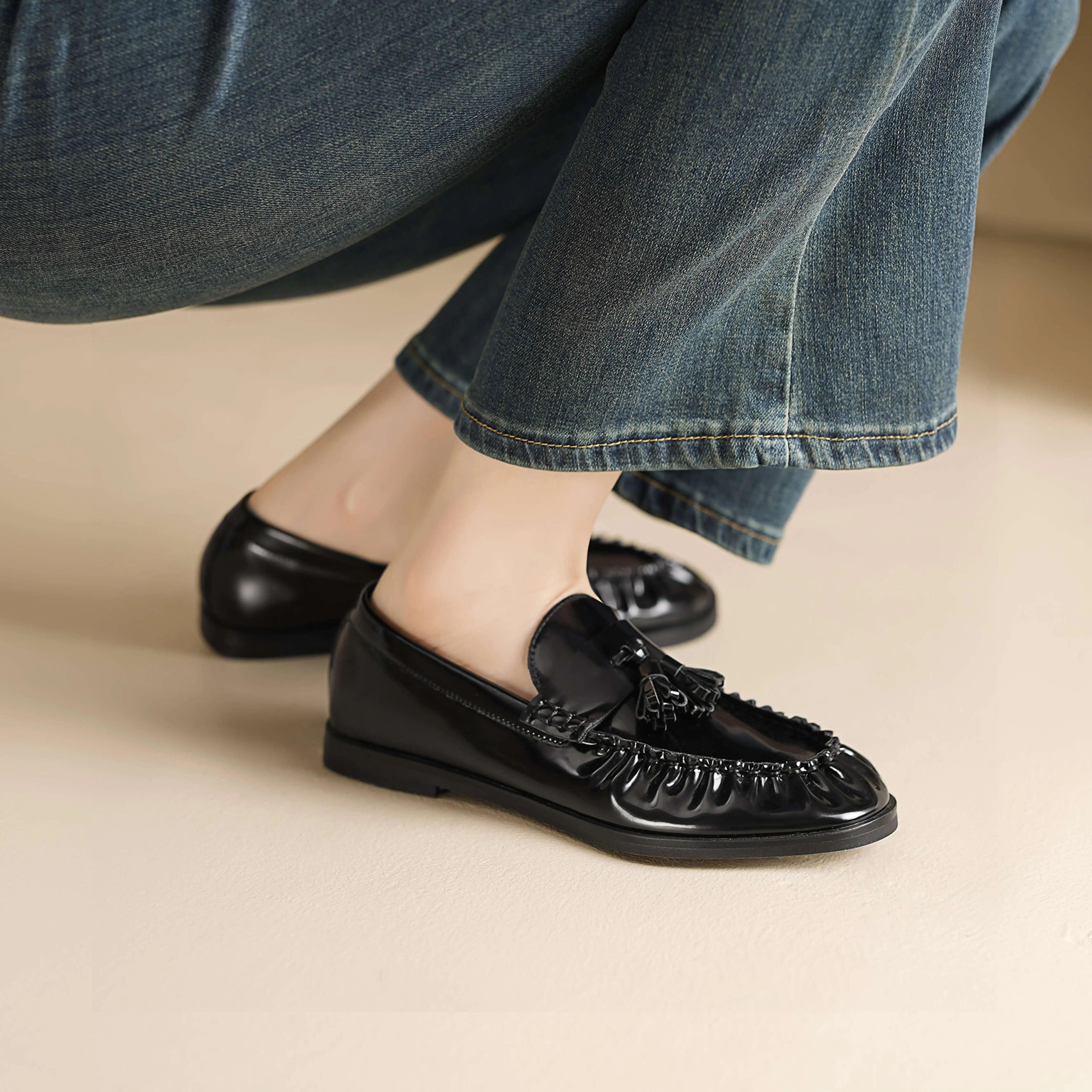 Krazing Pot 2026 Cow Skin Round Toe Slip On Autumn Shoes Retro Low Heels Loafers Pleated Shallow Brand Mature Luxury Women Pumps