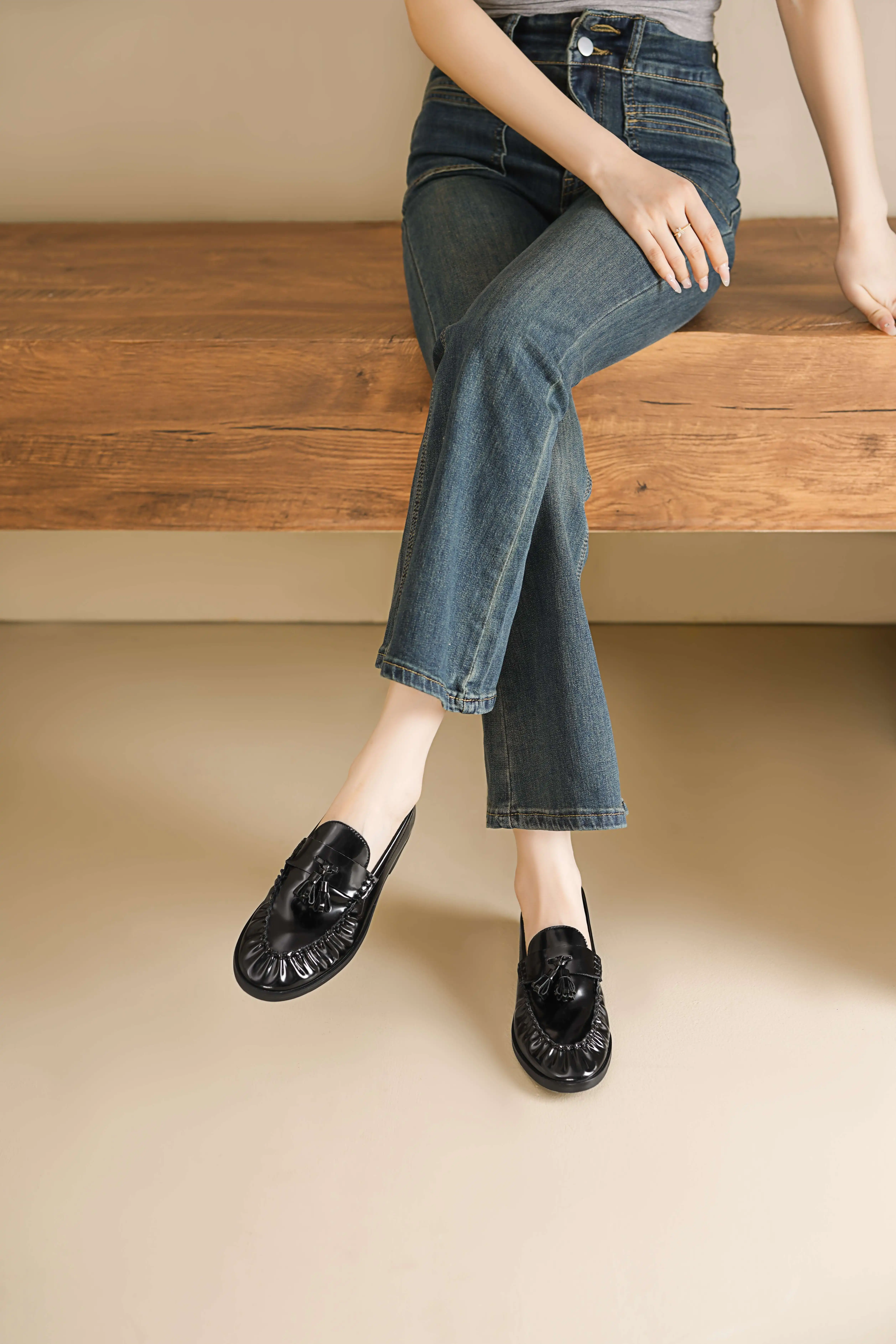 Krazing Pot 2026 Cow Skin Round Toe Slip On Autumn Shoes Retro Low Heels Loafers Pleated Shallow Brand Mature Luxury Women Pumps