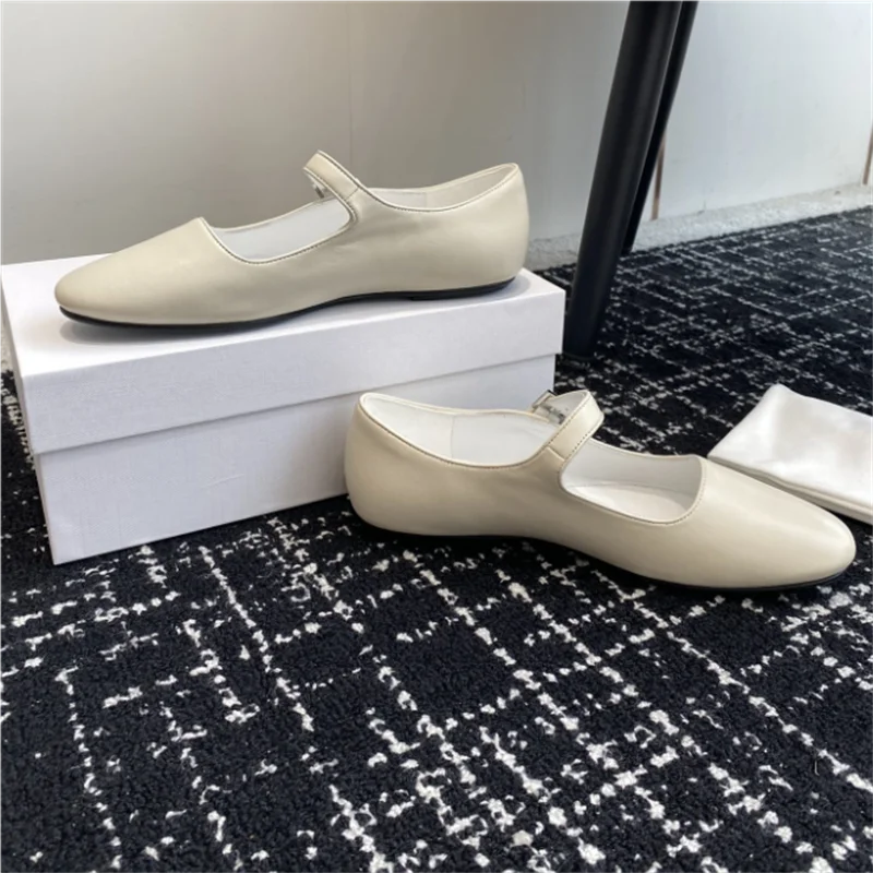The new ballet flats allow you to showcase a lively and fashionable style while walking, adding a touch of fun to your steps