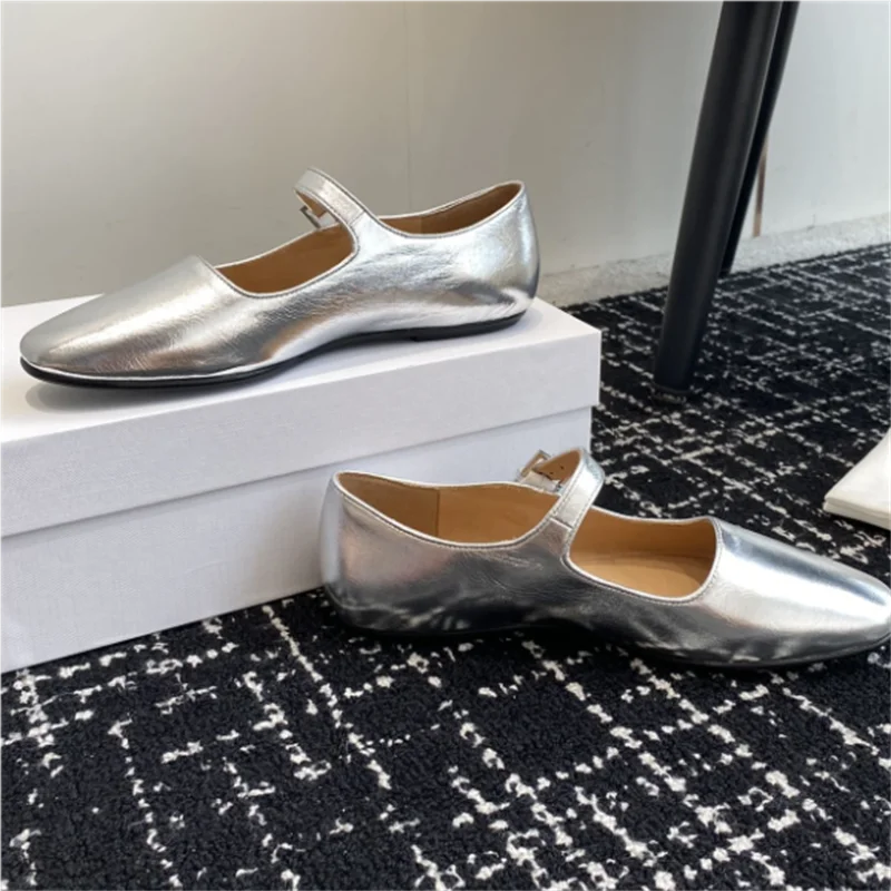 The new ballet flats allow you to showcase a lively and fashionable style while walking, adding a touch of fun to your steps