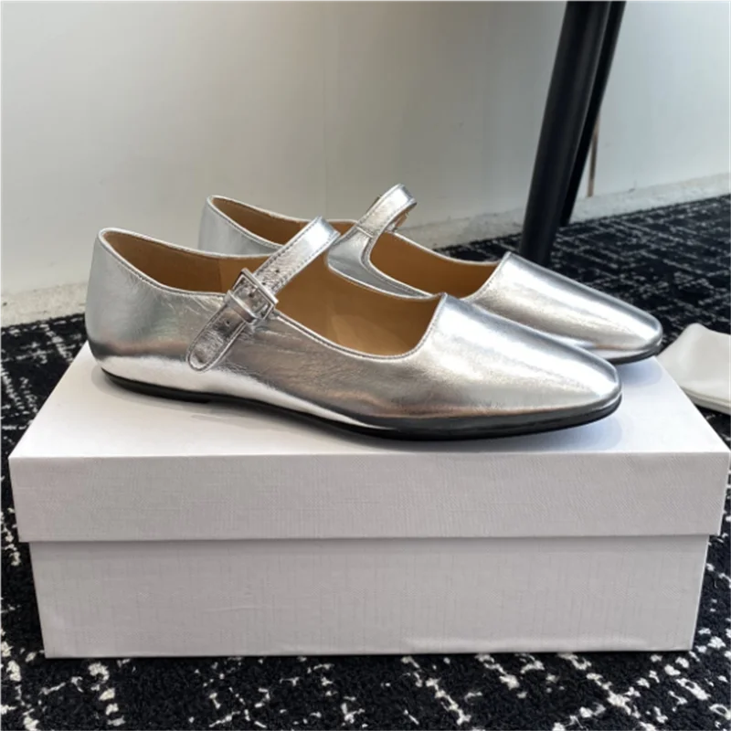 The new ballet flats allow you to showcase a lively and fashionable style while walking, adding a touch of fun to your steps