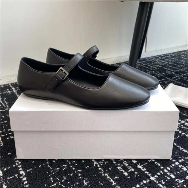 The new ballet flats allow you to showcase a lively and fashionable style while walking, adding a touch of fun to your steps