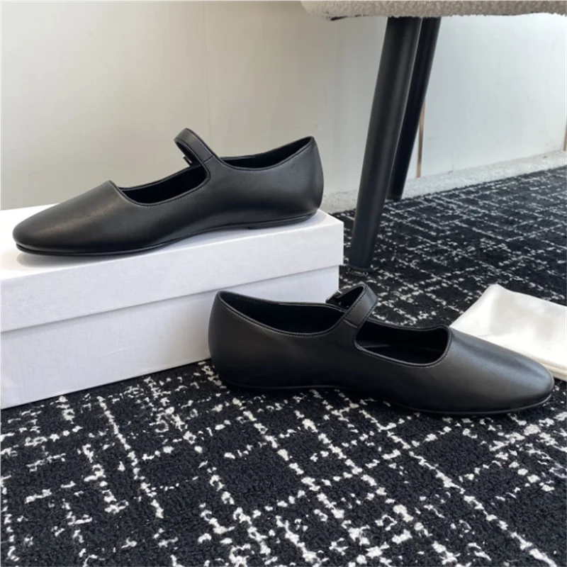 The new ballet flats allow you to showcase a lively and fashionable style while walking, adding a touch of fun to your steps