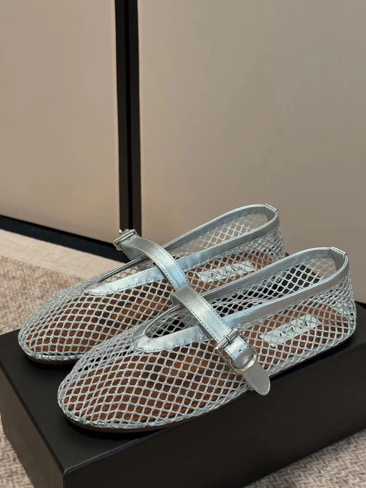 Designer French Luxury Mesh Slip-On Shoes Women High Density T-Strap Patent Leather Edge Trimmed Breathable Pointed-Toe Ballet Mules Flats Summer Sandals