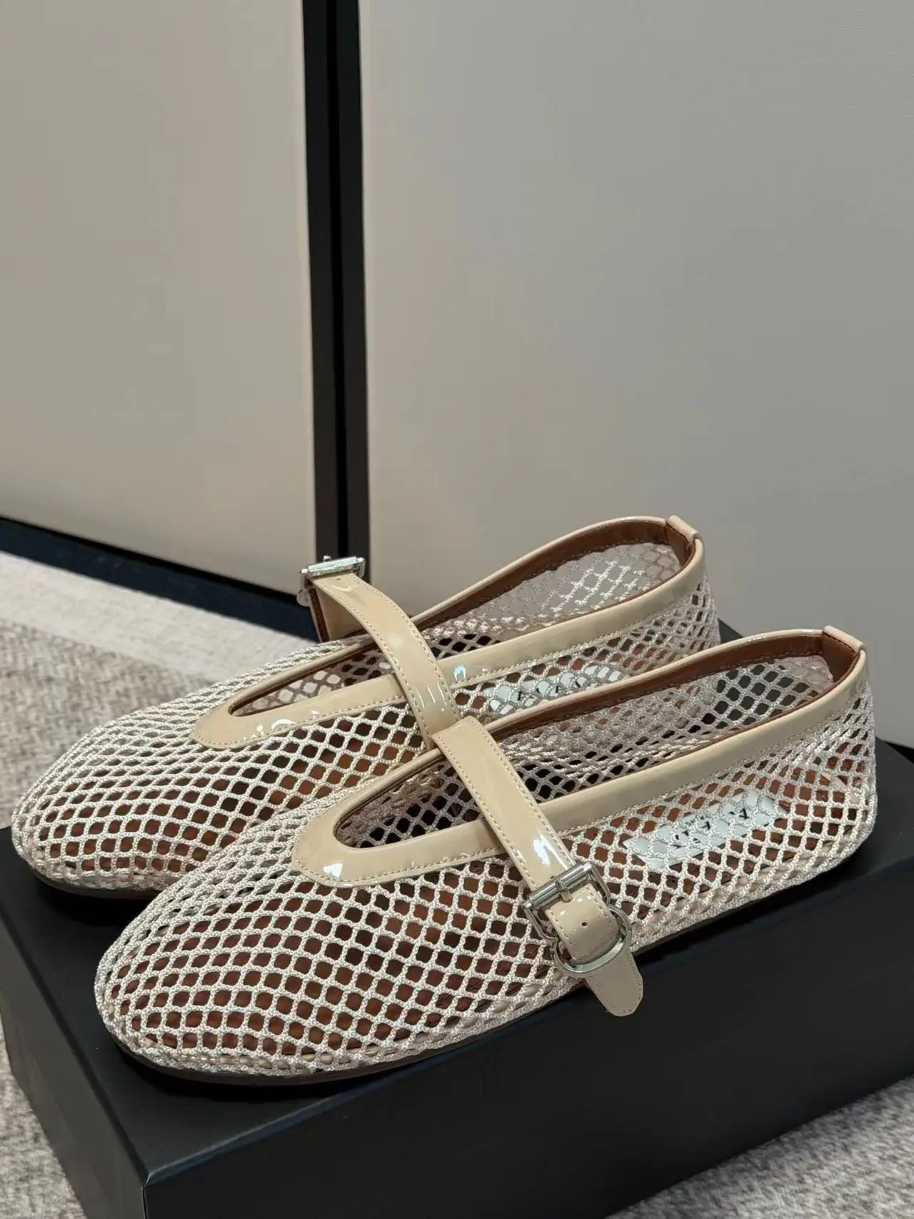 Designer French Luxury Mesh Slip-On Shoes Women High Density T-Strap Patent Leather Edge Trimmed Breathable Pointed-Toe Ballet Mules Flats Summer Sandals