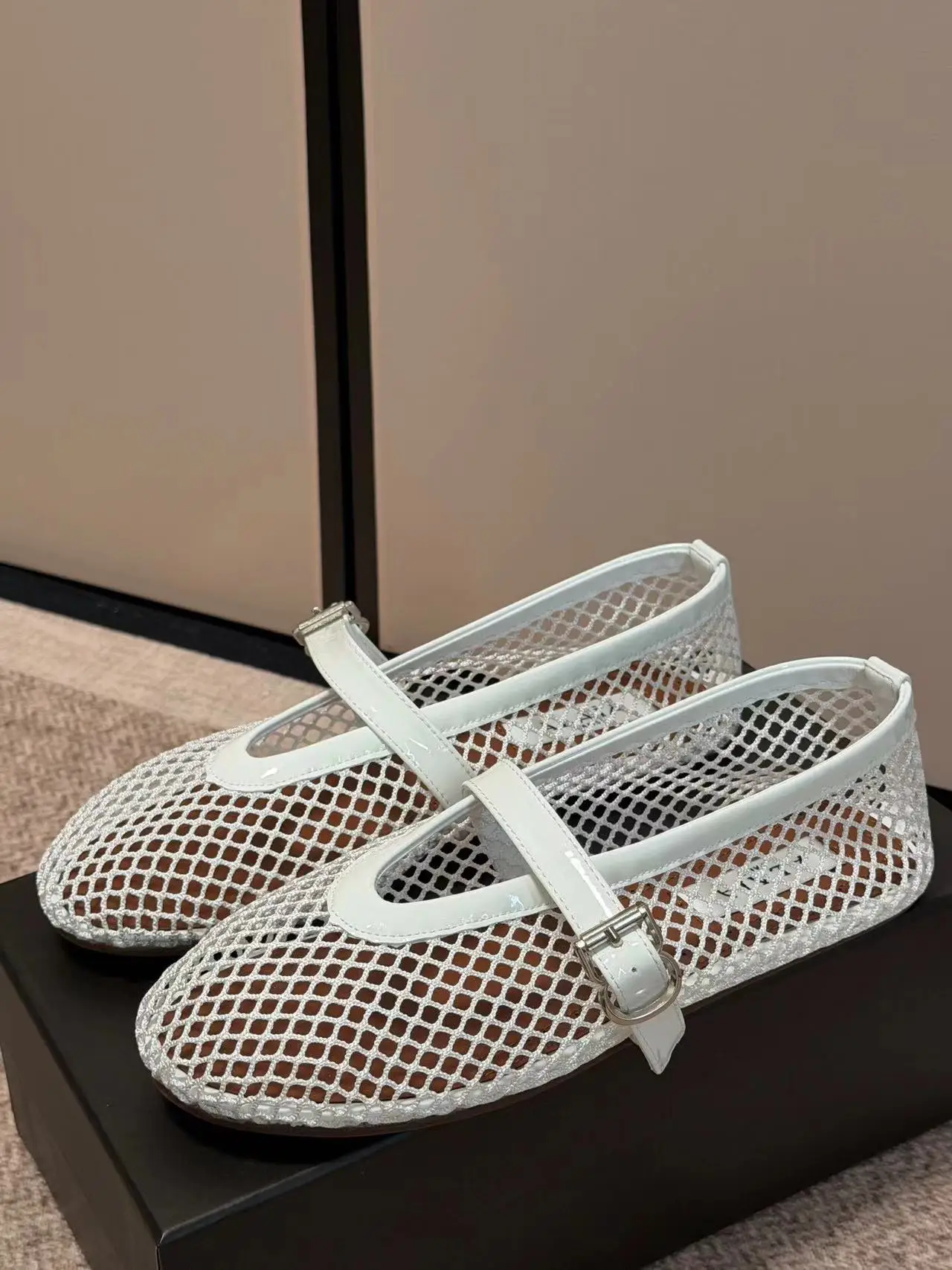 Designer French Luxury Mesh Slip-On Shoes Women High Density T-Strap Patent Leather Edge Trimmed Breathable Pointed-Toe Ballet Mules Flats Summer Sandals
