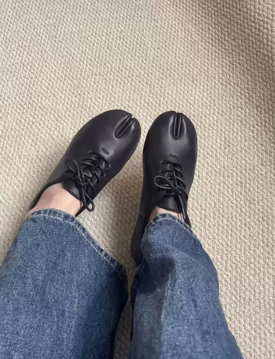 Trendy Fashion Womens Split Toe Tabi Pig Foot Flat Shoes Soft Comfort Lace Up Ballet Inspired Loafers Suitable for Daily Commute