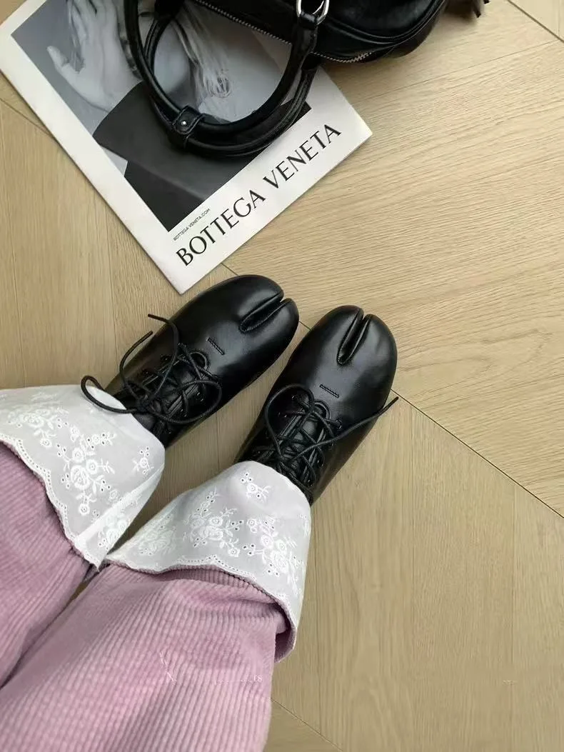 Trendy Fashion Womens Split Toe Tabi Pig Foot Flat Shoes Soft Comfort Lace Up Ballet Inspired Loafers Suitable for Daily Commute