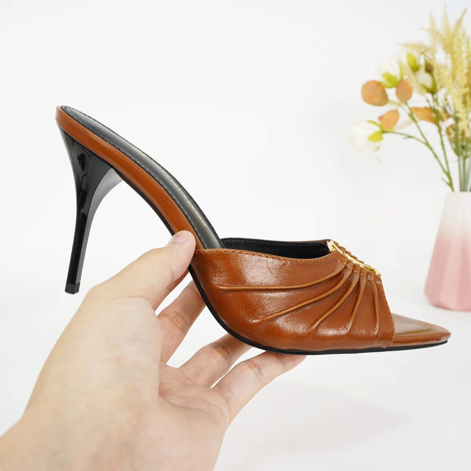 Ladies' High Heels and Slippers, Pointed Design, Metal Decoration, Slim Heel, Suitable for Women to Wear, Fashionable Style, Sum