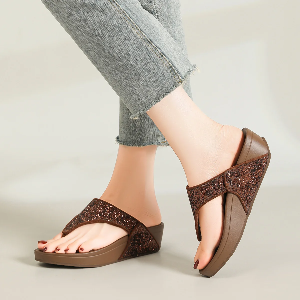 Women's slippers 2026 summer new style clip on cool slippers with sloping heels beach shoes for women