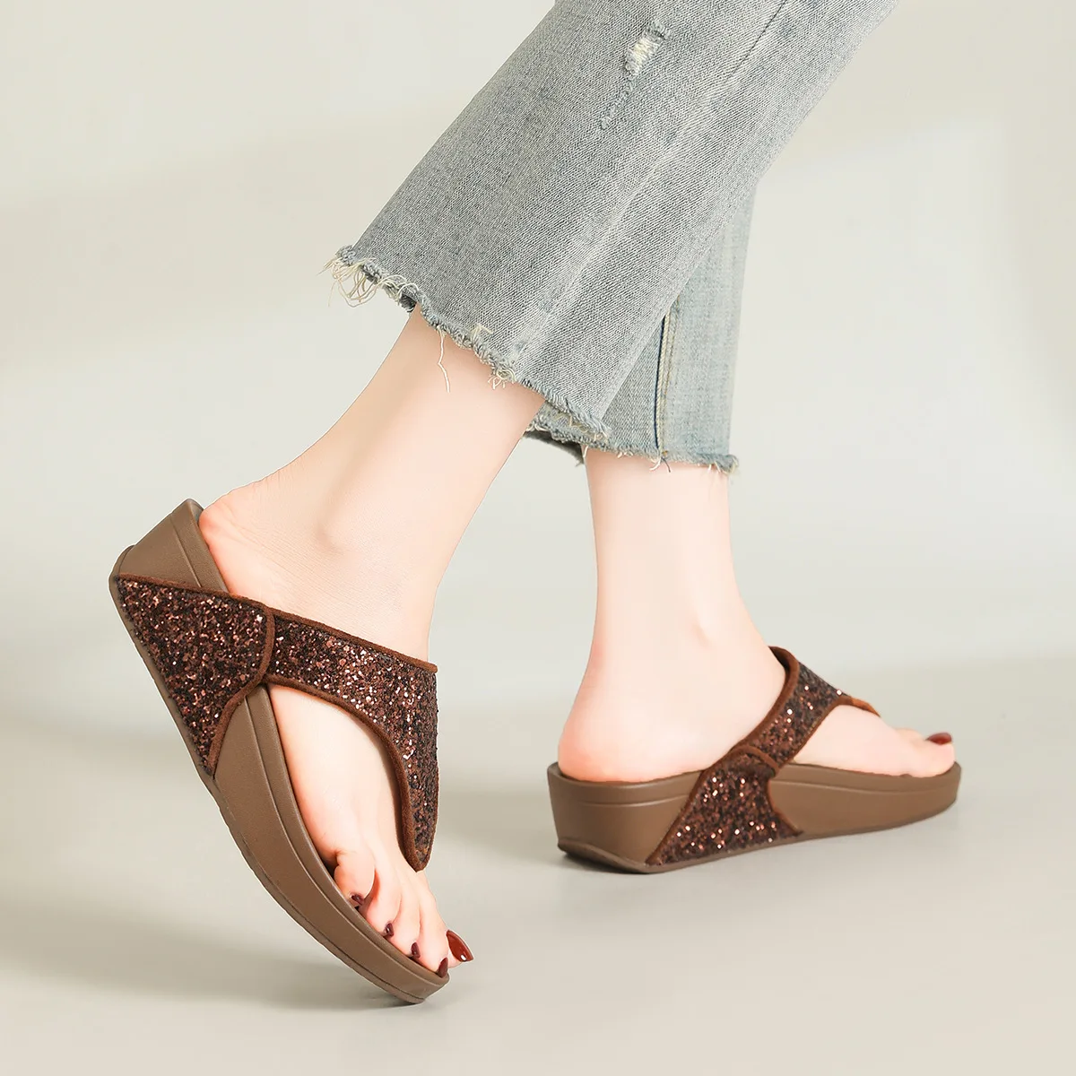 Women's slippers 2026 summer new style clip on cool slippers with sloping heels beach shoes for women