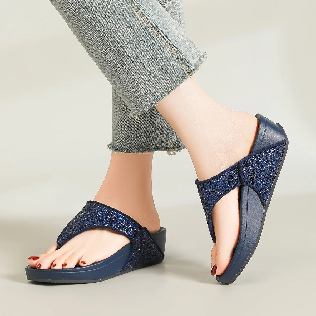 Women's slippers 2026 summer new style clip on cool slippers with sloping heels beach shoes for women