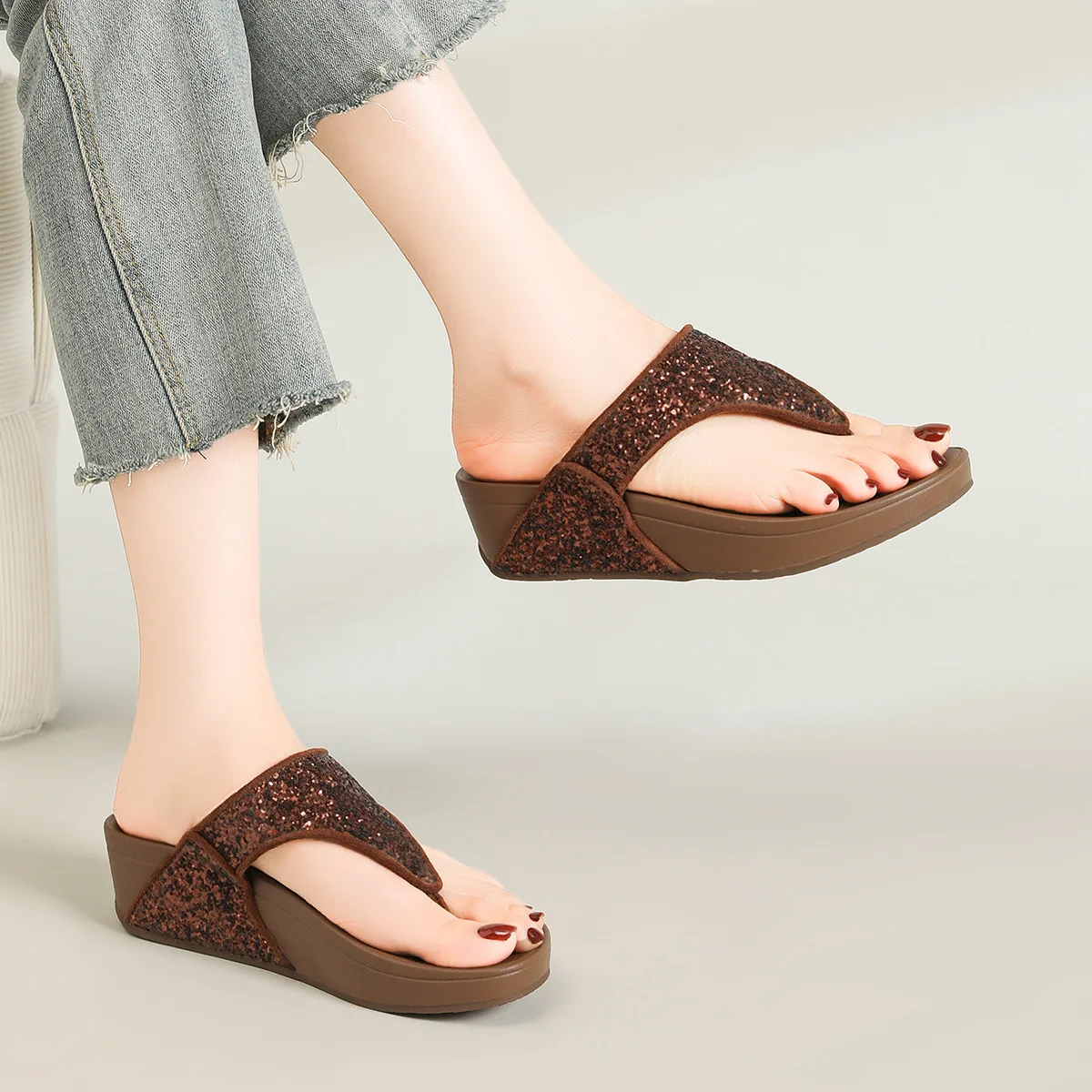 Women's slippers 2026 summer new style clip on cool slippers with sloping heels beach shoes for women