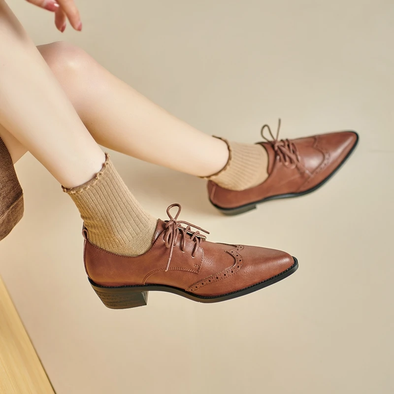 2025 Women's European and American New Spring and Autumn Pointed Leather Lace up Middle Heel Retro Blake Lefu Single Shoes