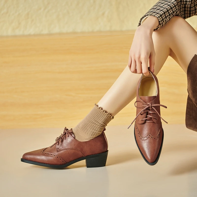 2025 Women's European and American New Spring and Autumn Pointed Leather Lace up Middle Heel Retro Blake Lefu Single Shoes