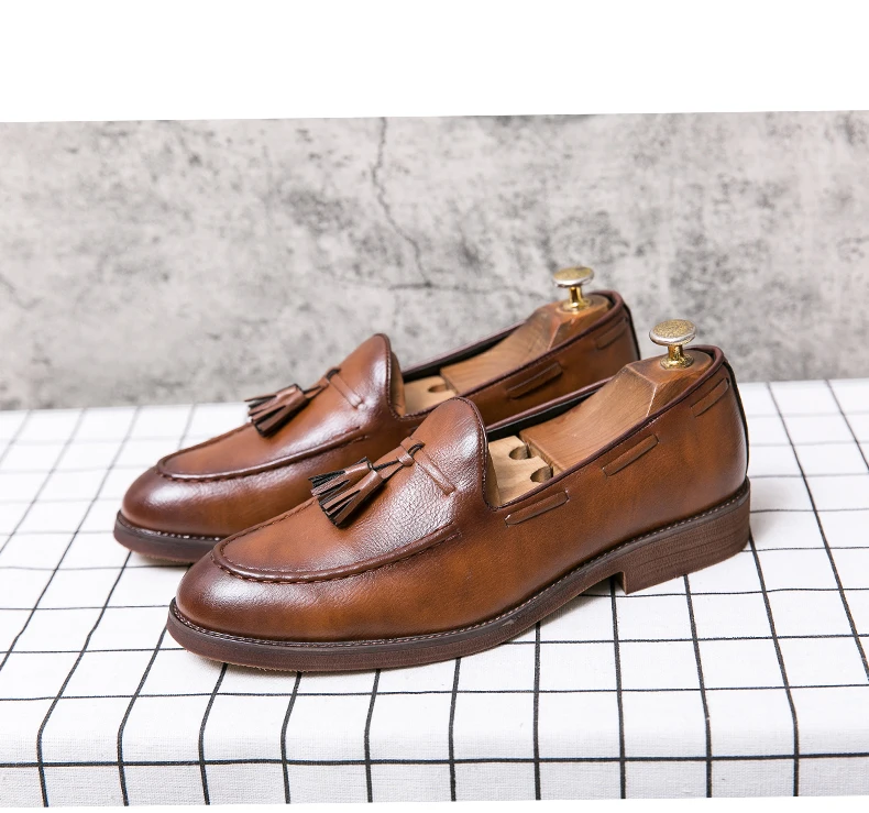 New High Quality Pointed Casual Leather Shoes Men's Wedding Shoes Bullock Fringe A Slip-On Beef Sole Stylist Fashion Shoes